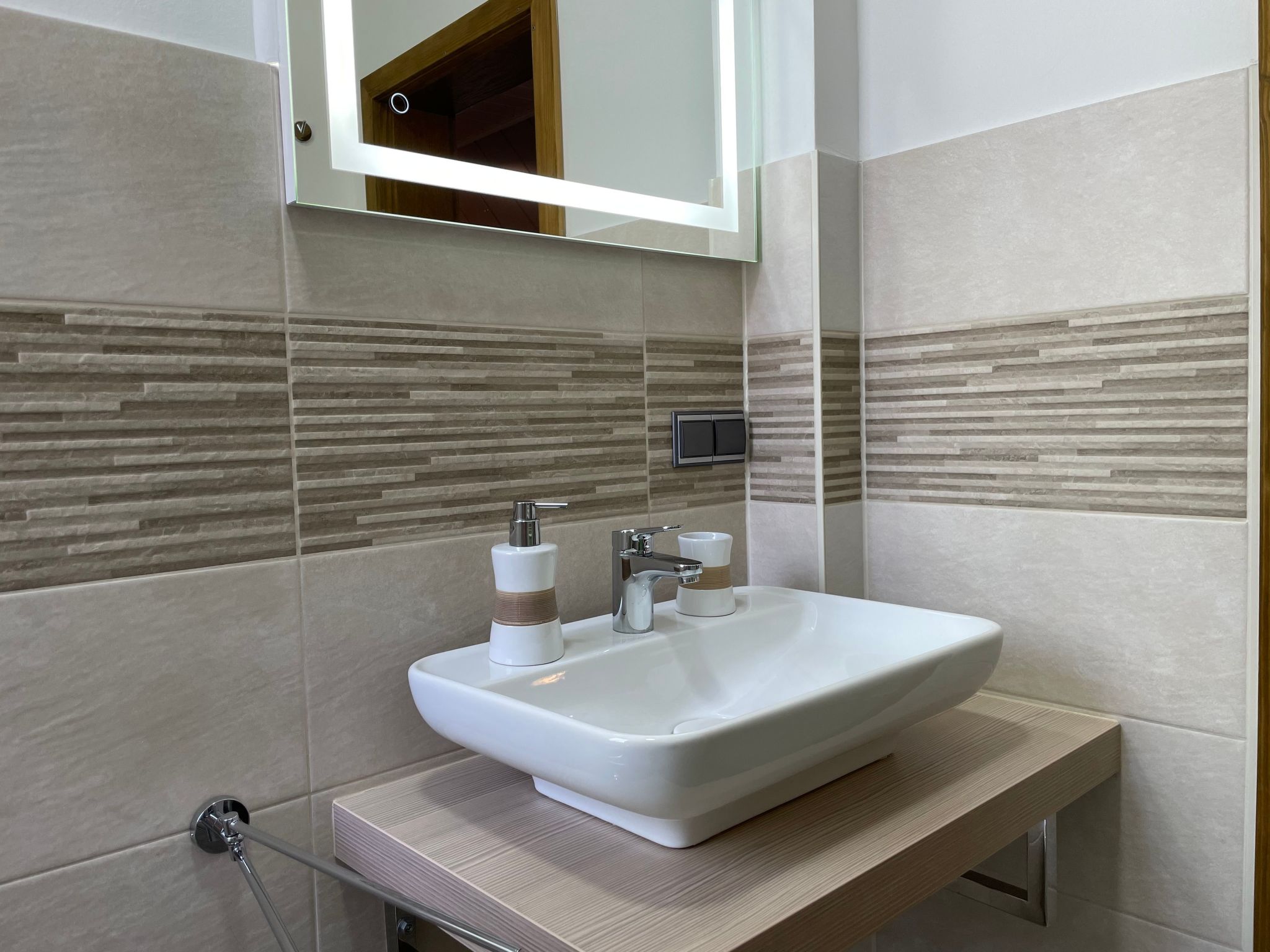 Modernes, gemütliches Ferienhaus mit Terrasse und Garten-Drinnen