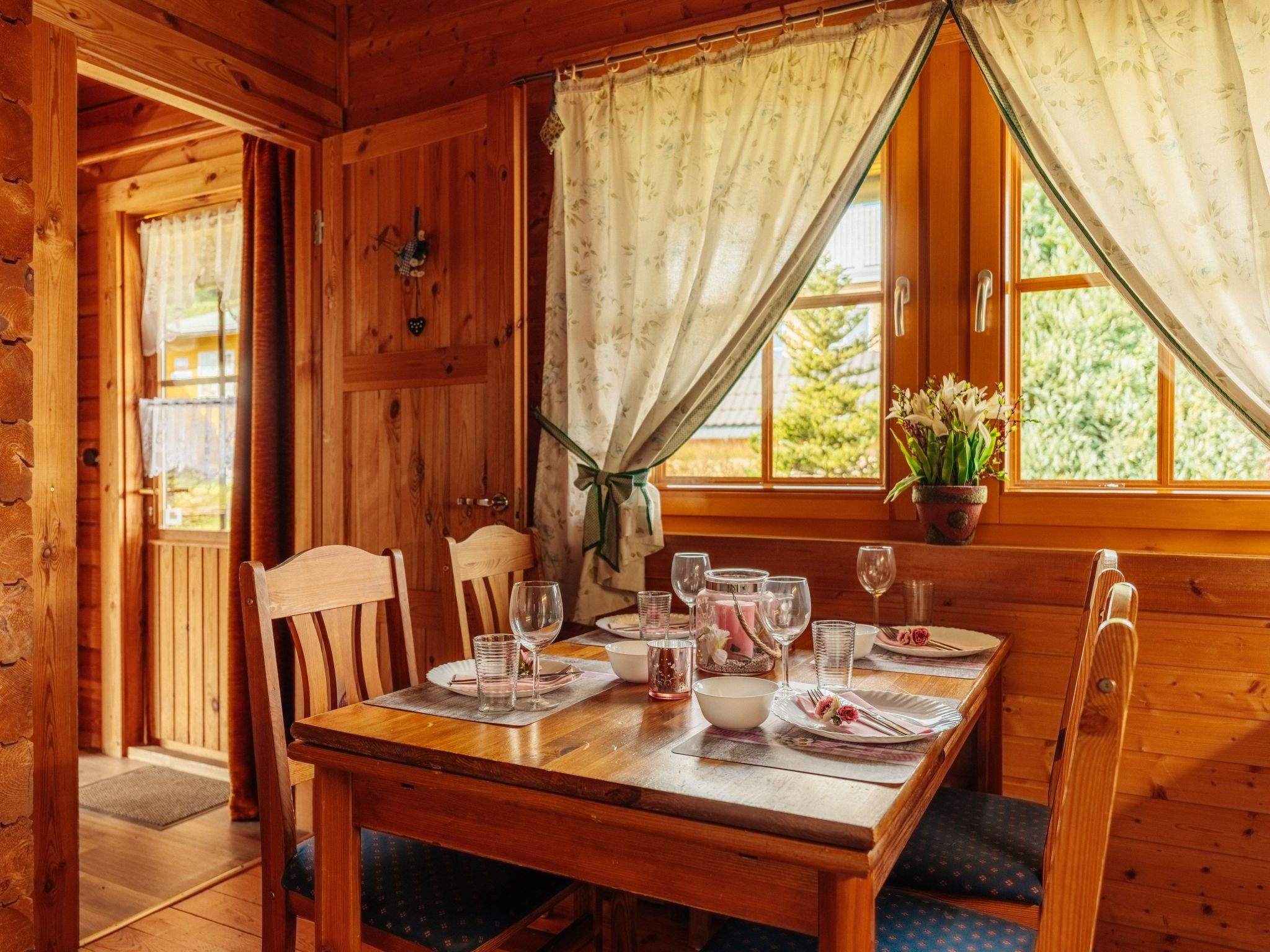 Wunderschönes Blockhaus mit Terrasse-Drinnen