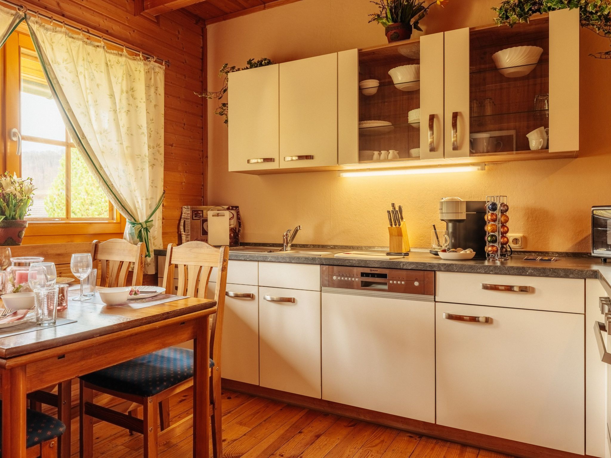 Wunderschönes Blockhaus mit Terrasse-Drinnen