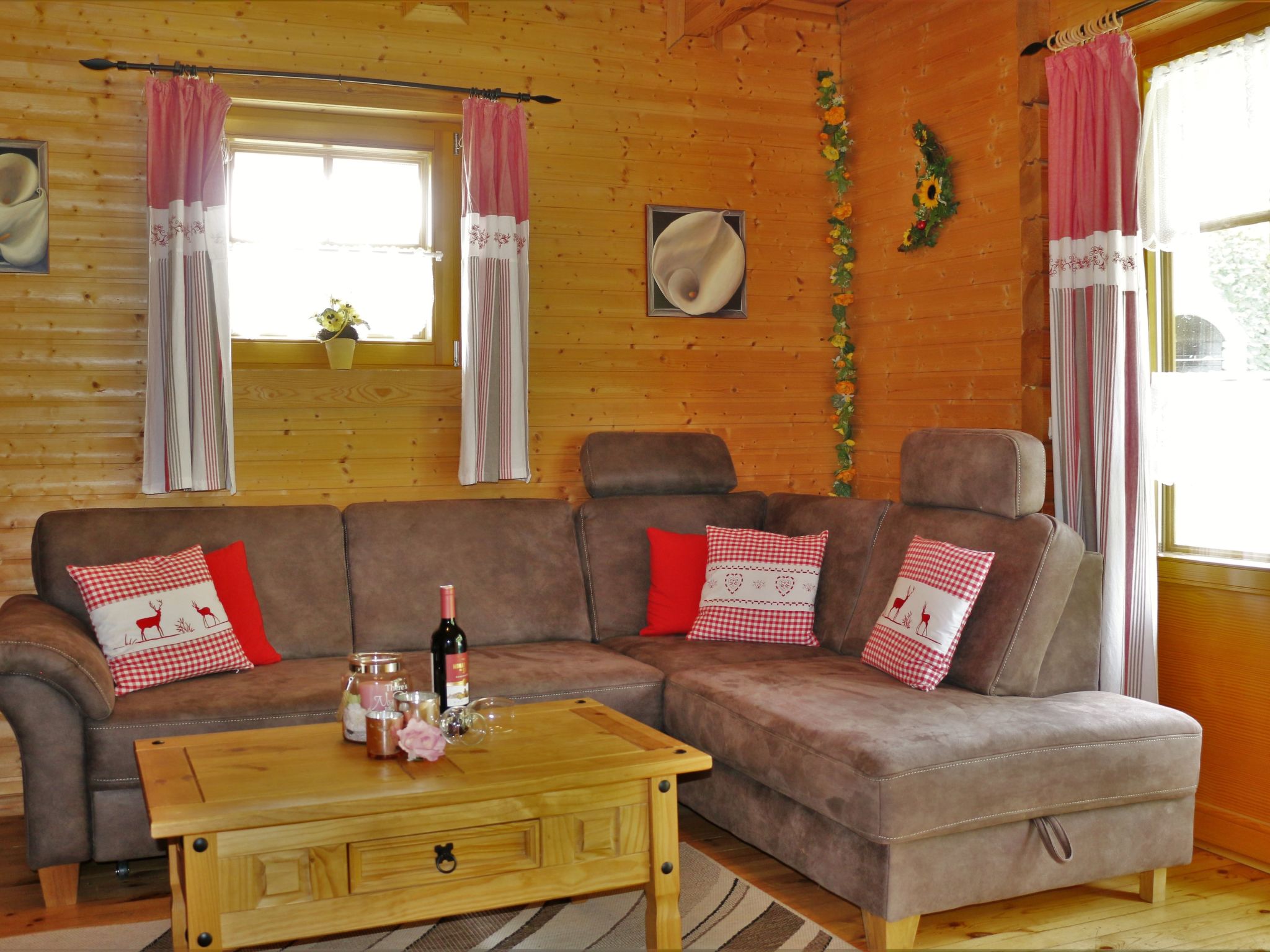 Wunderschönes Blockhaus mit Terrasse-Drinnen