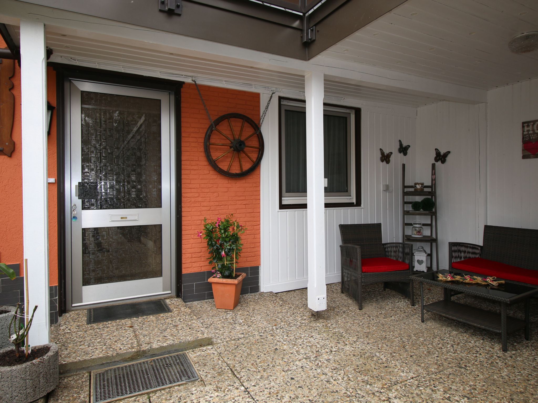 Modernes Ferienhaus mit Terrasse und Garten