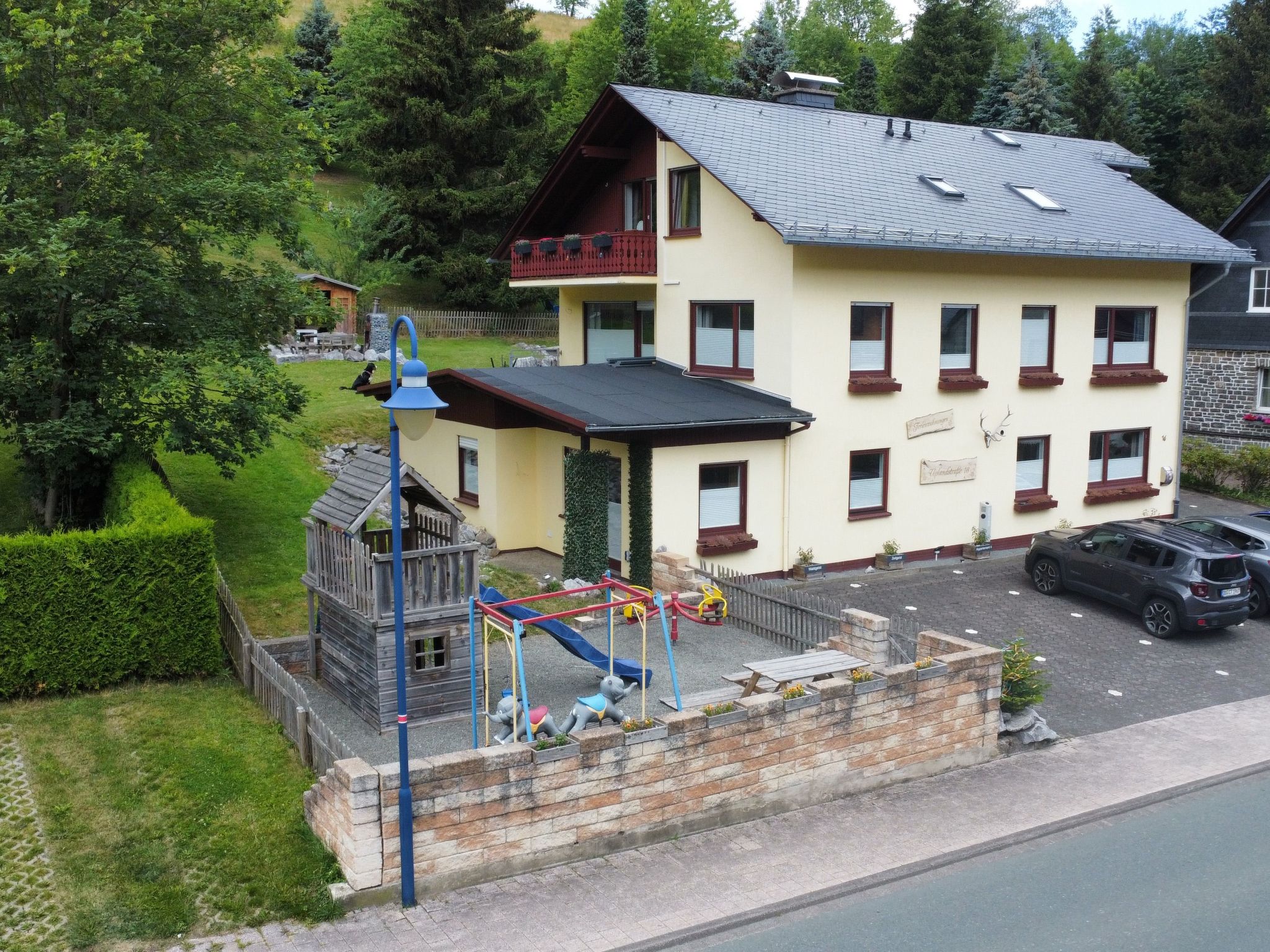 Renovierte Wohnung in Schwalefeld mit Garten, Terrasse und Grill-Image-tags.info