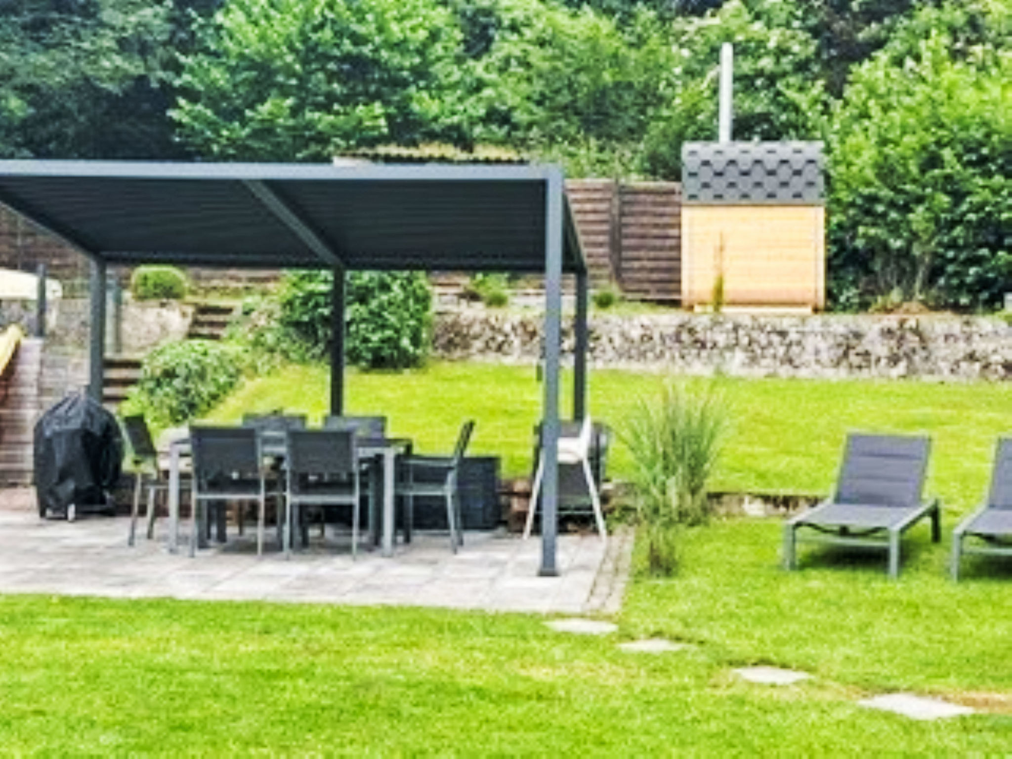 Familie Zinser mit Gartensauna - Buiten