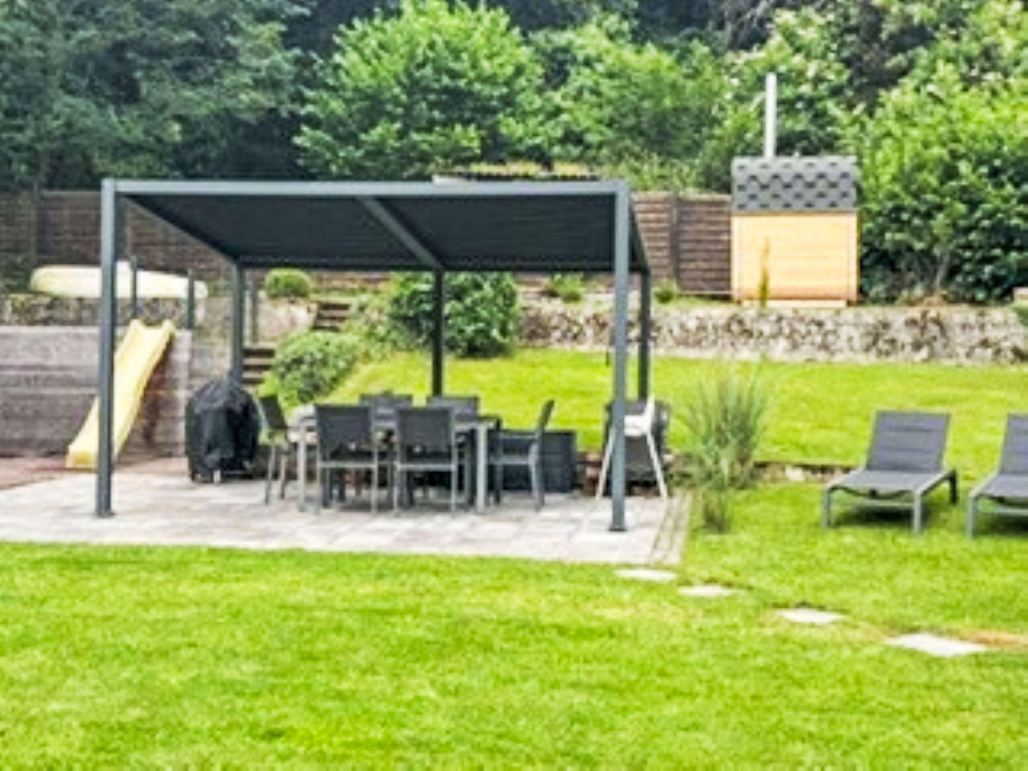 Familie Zinser mit Gartensauna - Buiten