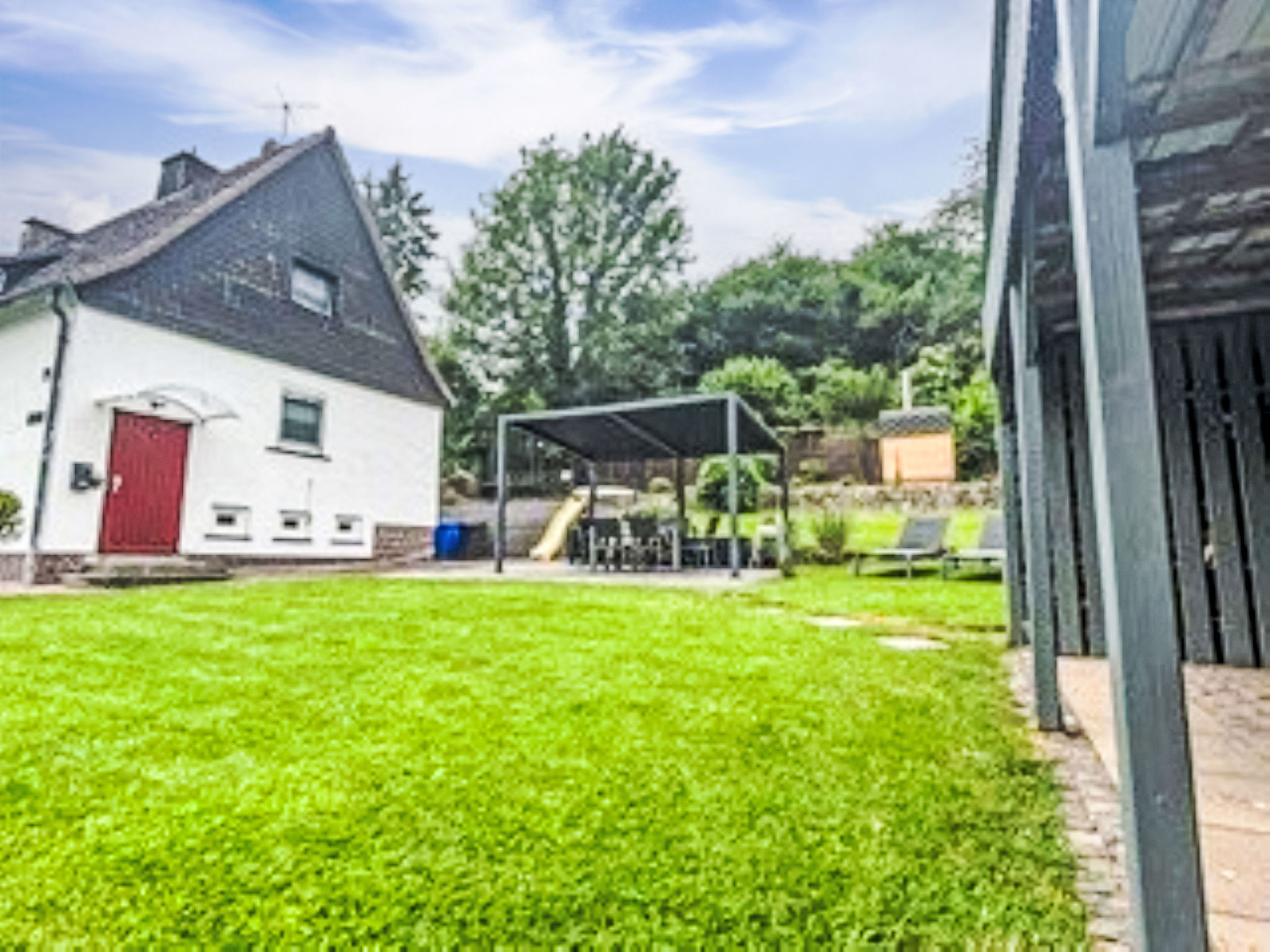 Familie Zinser mit Gartensauna - Buiten