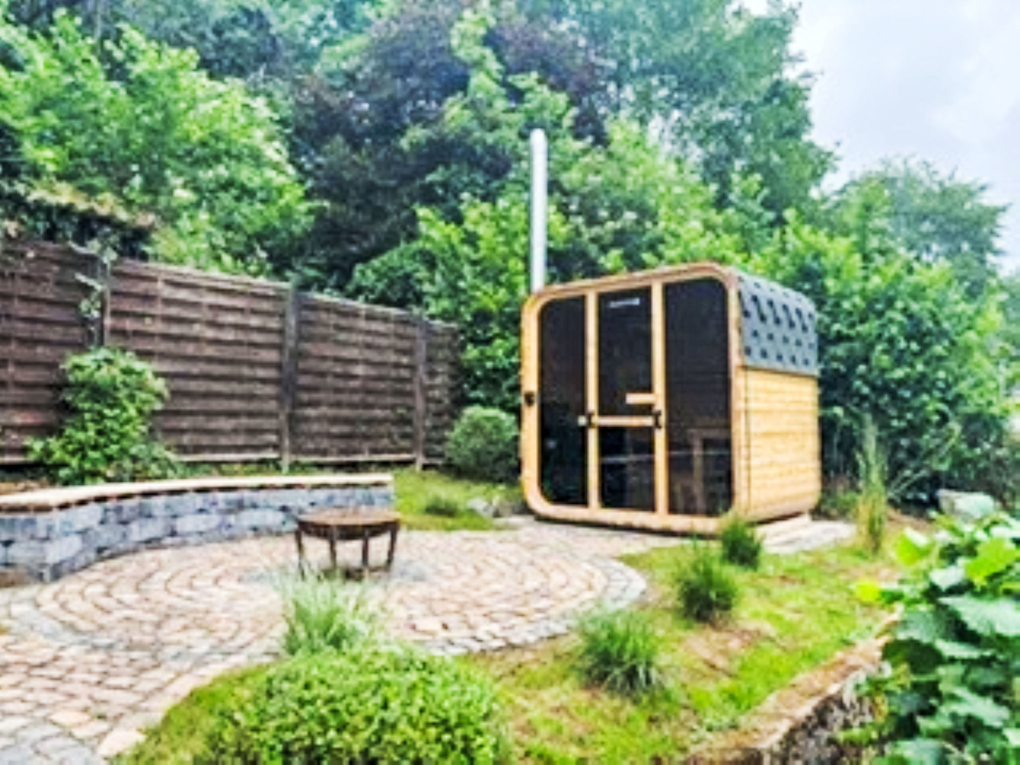 Familie Zinser mit Gartensauna