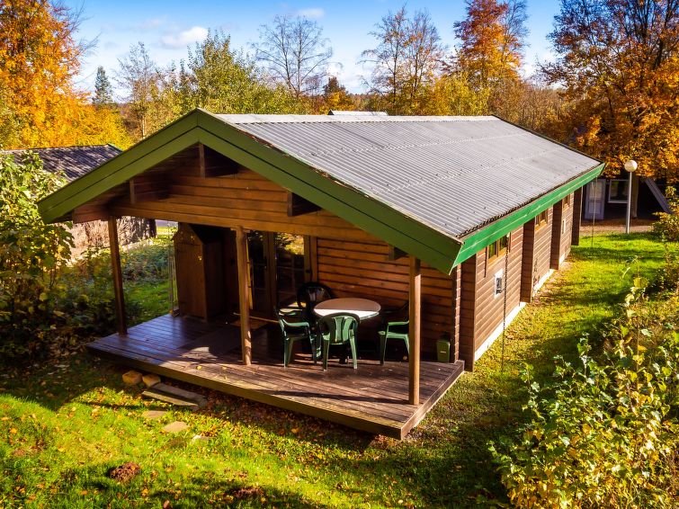 Bungalow 3-kamers 52 m2. Rustiek en gezellig ingericht: woon-/eetkamer met Kabel-TV. Uitgang naar het terras. 1 kamer met 1 2-pers bed (2 x 100 cm, lengte 200 cm). 1 kamer met 2 bedden (90 cm, lengte ..