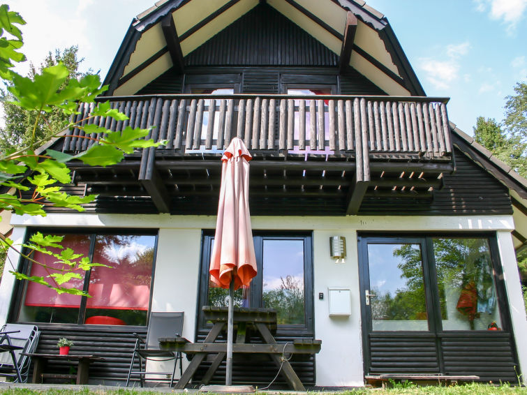 "Smuk", huis 4-kamers 75 m2 op 2 verdiepingen, op de begane grond. Gezellig en met veel hout ingericht: woon-/eetkamer 25 m2 met zwedenkachel en Kabel-TV (Flatscreen TV), stereo-installatie. Uitgang n..