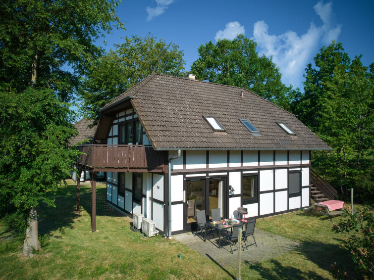 "Am Sternberg 228", appartement 3-kamers 75 m2, op de bovenverdieping. Gedeeltelijk afgeschuinde daken, gezellig ingericht: woon-/eetkamer 40 m2 met Kabel-TV (Flatscreen TV). Uitgang naar het balkon. ..