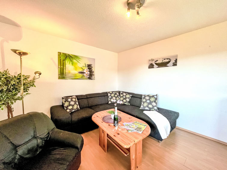 "Grandma", appartement 3-kamers 70 m2, op de begane grond. Ruim en licht, mooi ingericht: woon-/eetkamer met zwedenkachel, eettafel, Sat-TV en Flatscreen TV. Uitgang naar de tuin. 1 2-pers. kamer. 1 k..