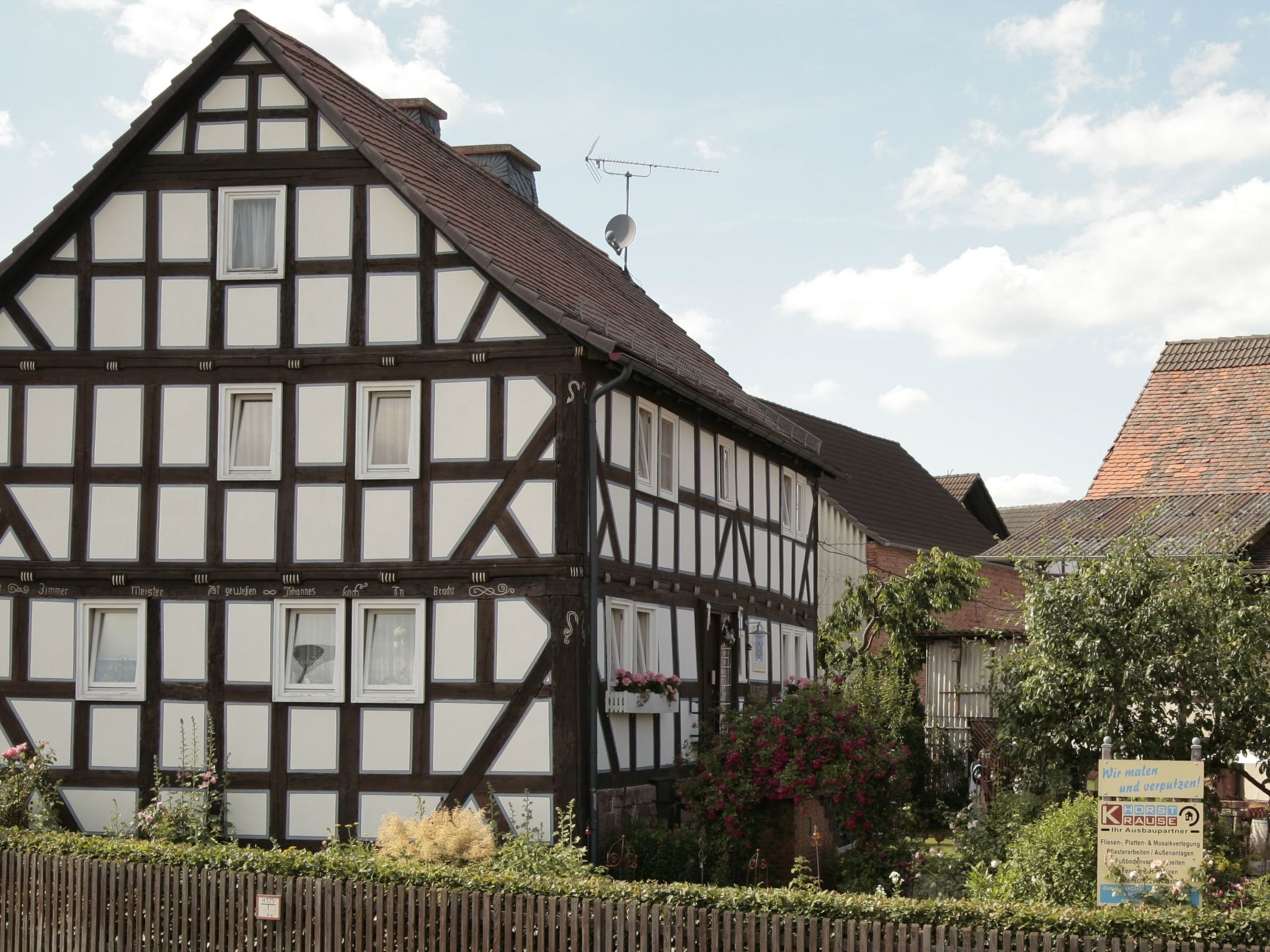 Unser Fachwerkhof liegt in Bracht, einem Ortsteil von Rauschenberg. Das kleine Örtchen liegt umgeben von Wand und ist Startpunkt vieler Wanderungen in und um den Burgwald. Unweit von Bracht liegen di..