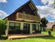 Idyllisches Ferienhaus mit Balkon und Garten