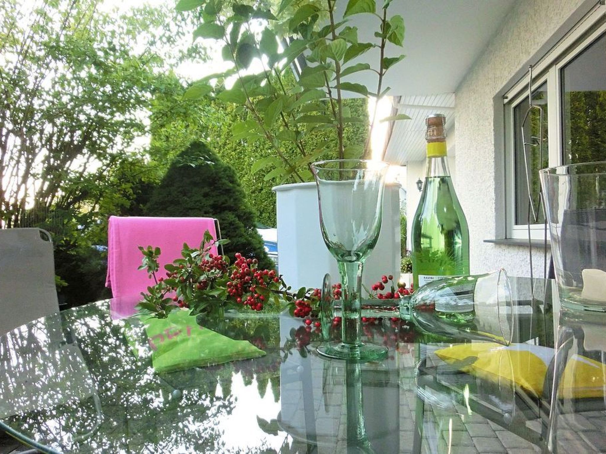 Diese schöne Ferienwohnung - Ambiente - , Sie wohnen über den Dächern von der Kreisstadt Homberg / Efze, auf einer Höhenlage von  500 mtr., in herrlicher Natur. Wanderwege vor der Haustür sowie d..