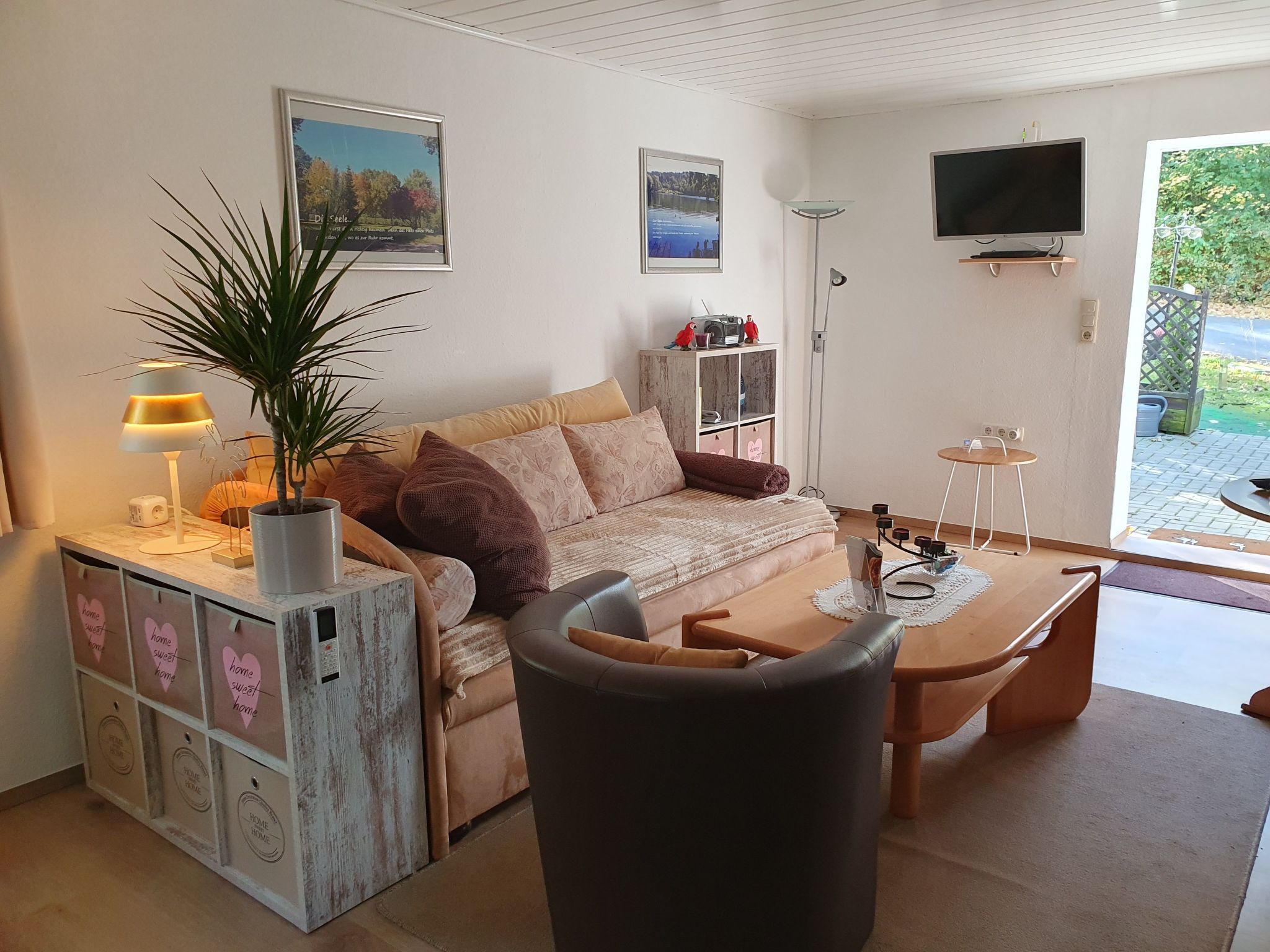 Welcome to our cosy 1-room flat in Homberg/Efze, an ideal accommodation for workers and travellers looking for comfort and convenience. Air-conditioned and with around 35 square metres, this flat offe..