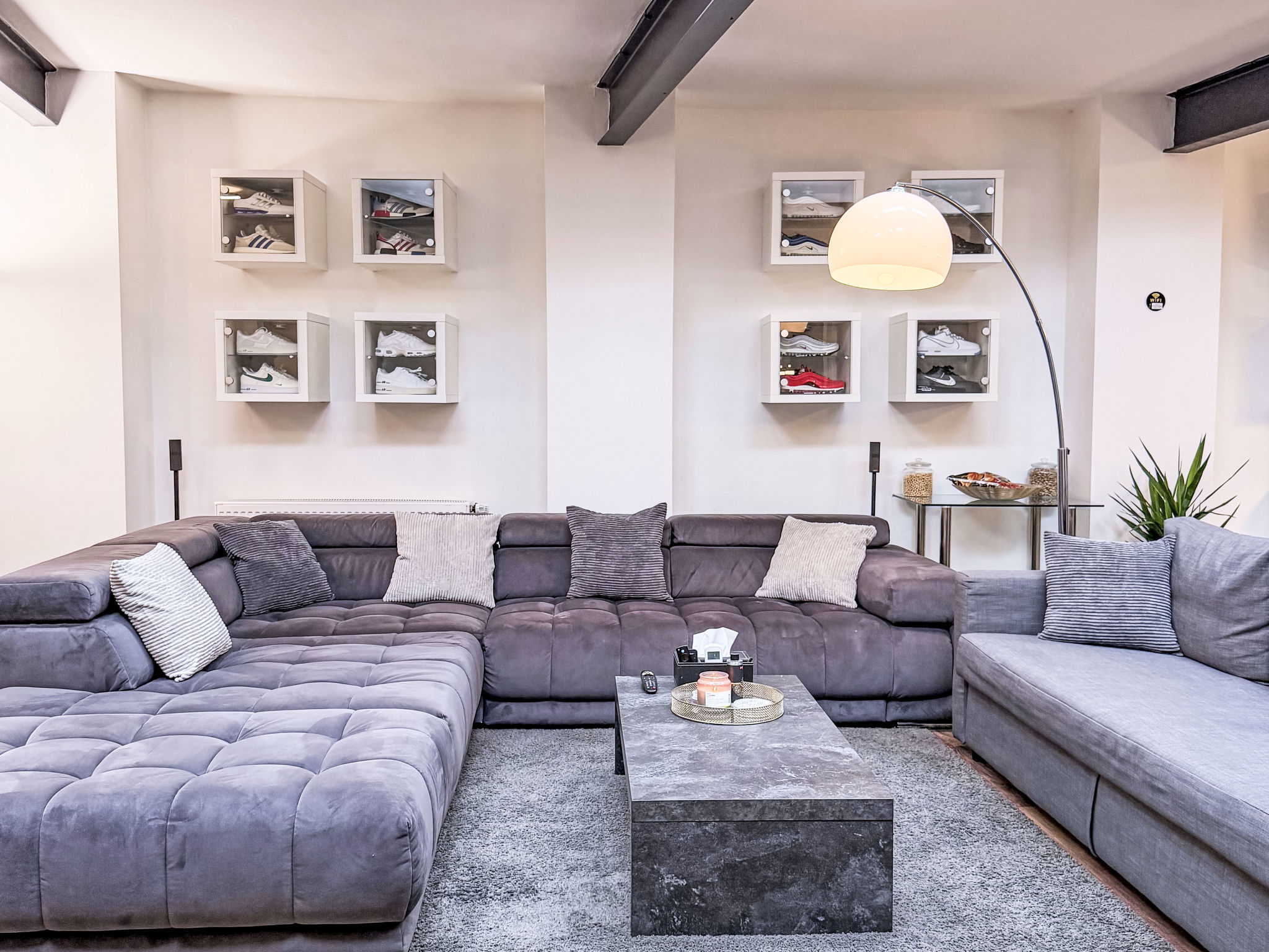Appartement Exklusives Loft im Herzen von Düsseldorf – Séjour, photo 53 sur 75