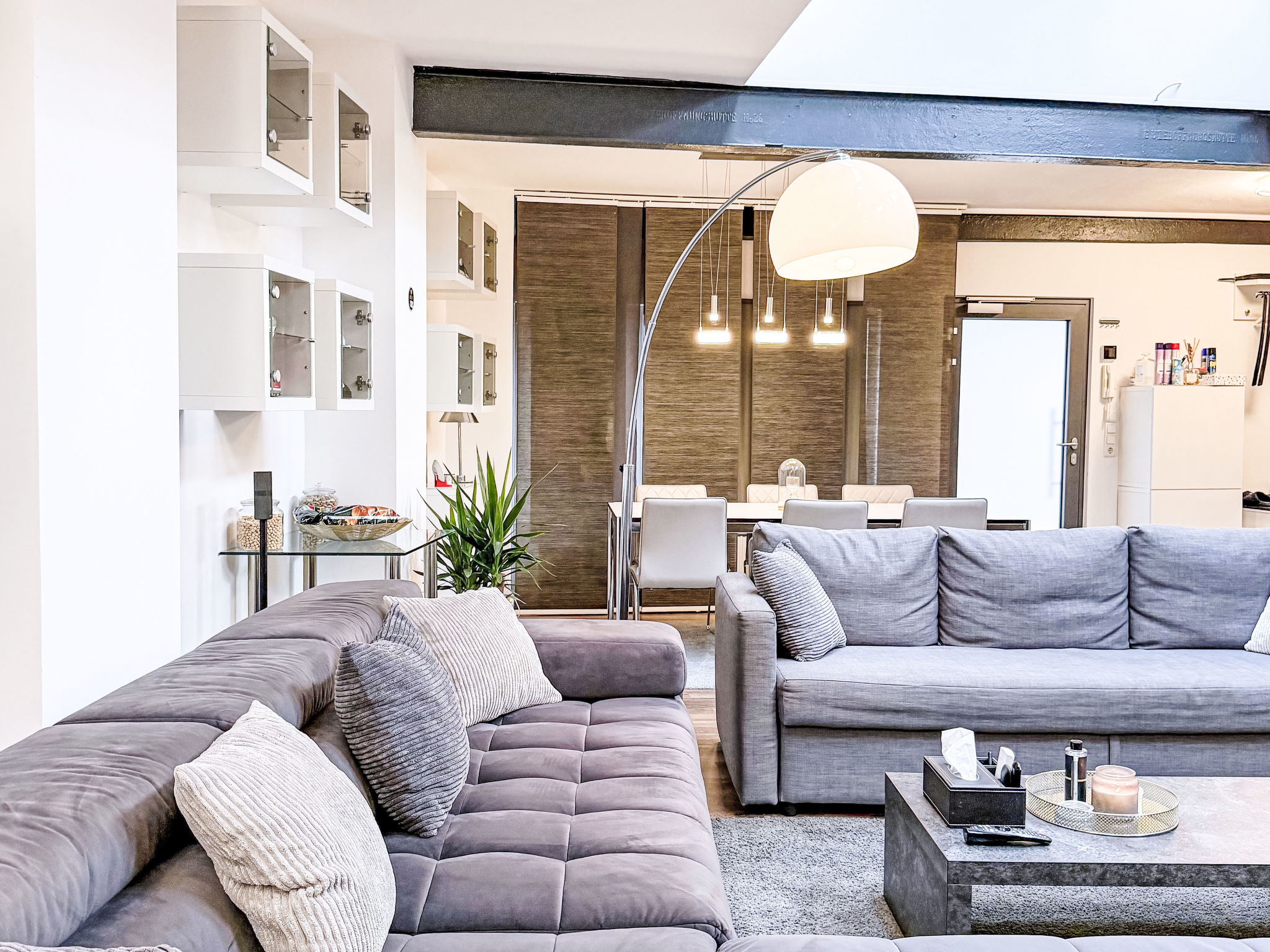 Appartement Exklusives Loft im Herzen von Düsseldorf – Séjour, photo 54 sur 75