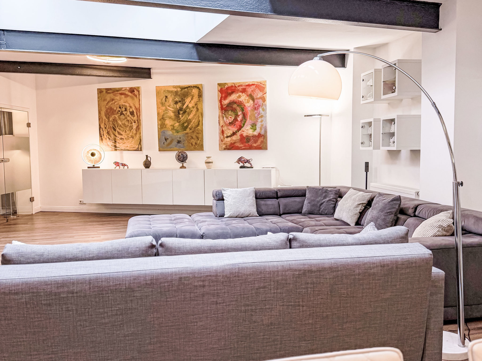 Appartement Exklusives Loft im Herzen von Düsseldorf – Séjour, photo 48 sur 75