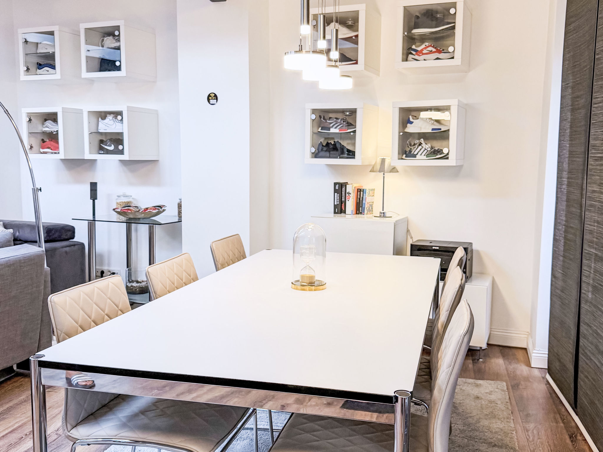 Appartement Exklusives Loft im Herzen von Düsseldorf – Séjour, photo 45 sur 75
