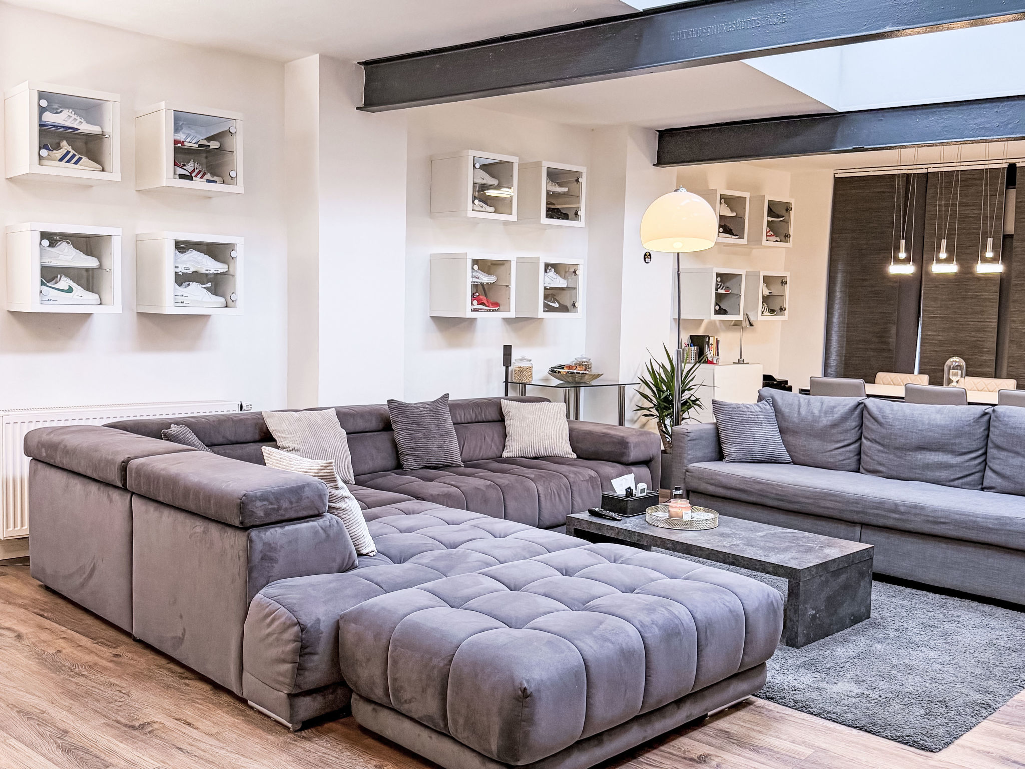 Appartement Exklusives Loft im Herzen von Düsseldorf – Séjour, photo 60 sur 75