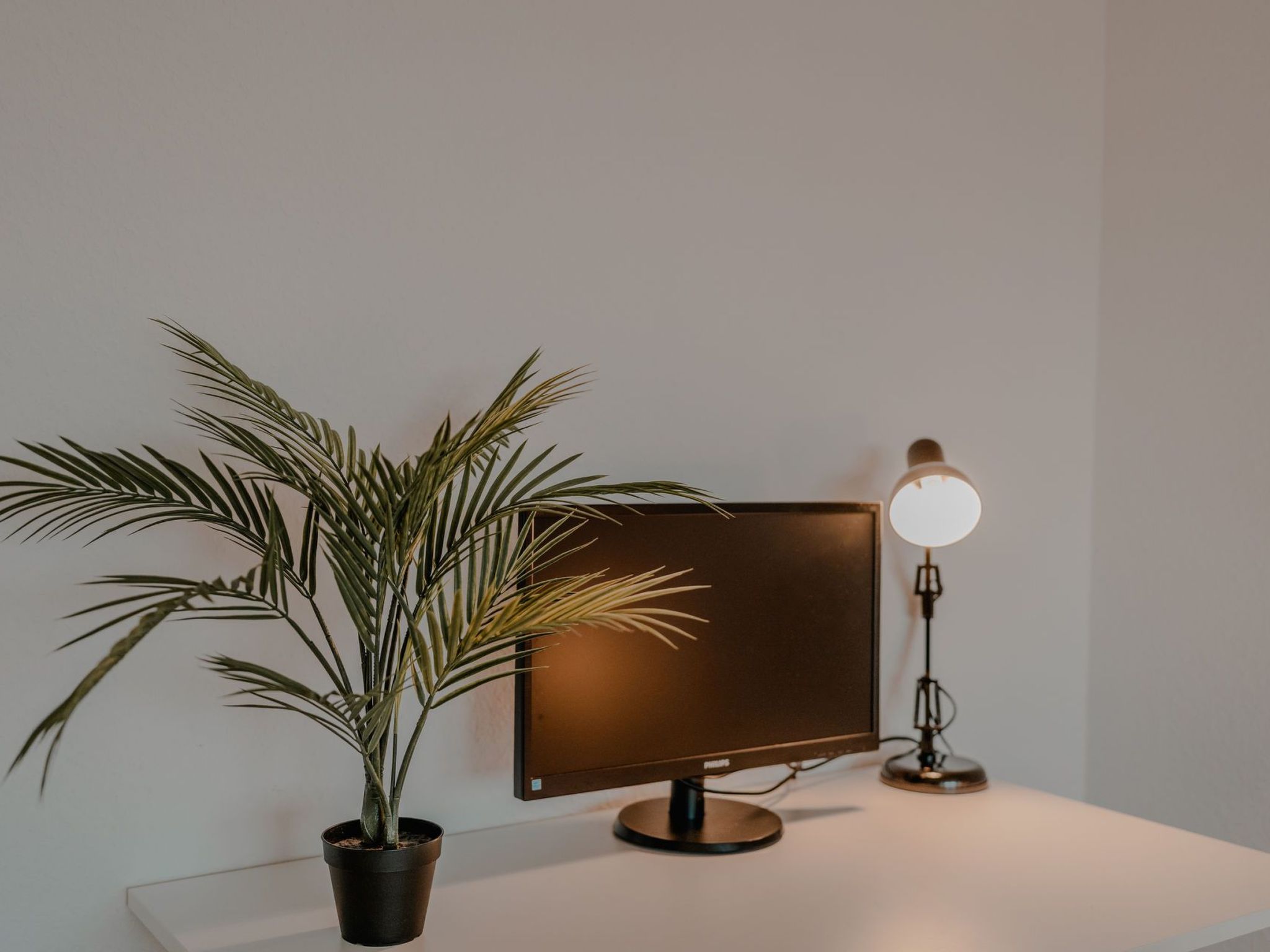 Apartment mit Küche, Arbeitsplatz und xxl Sofa-Image-tags.info