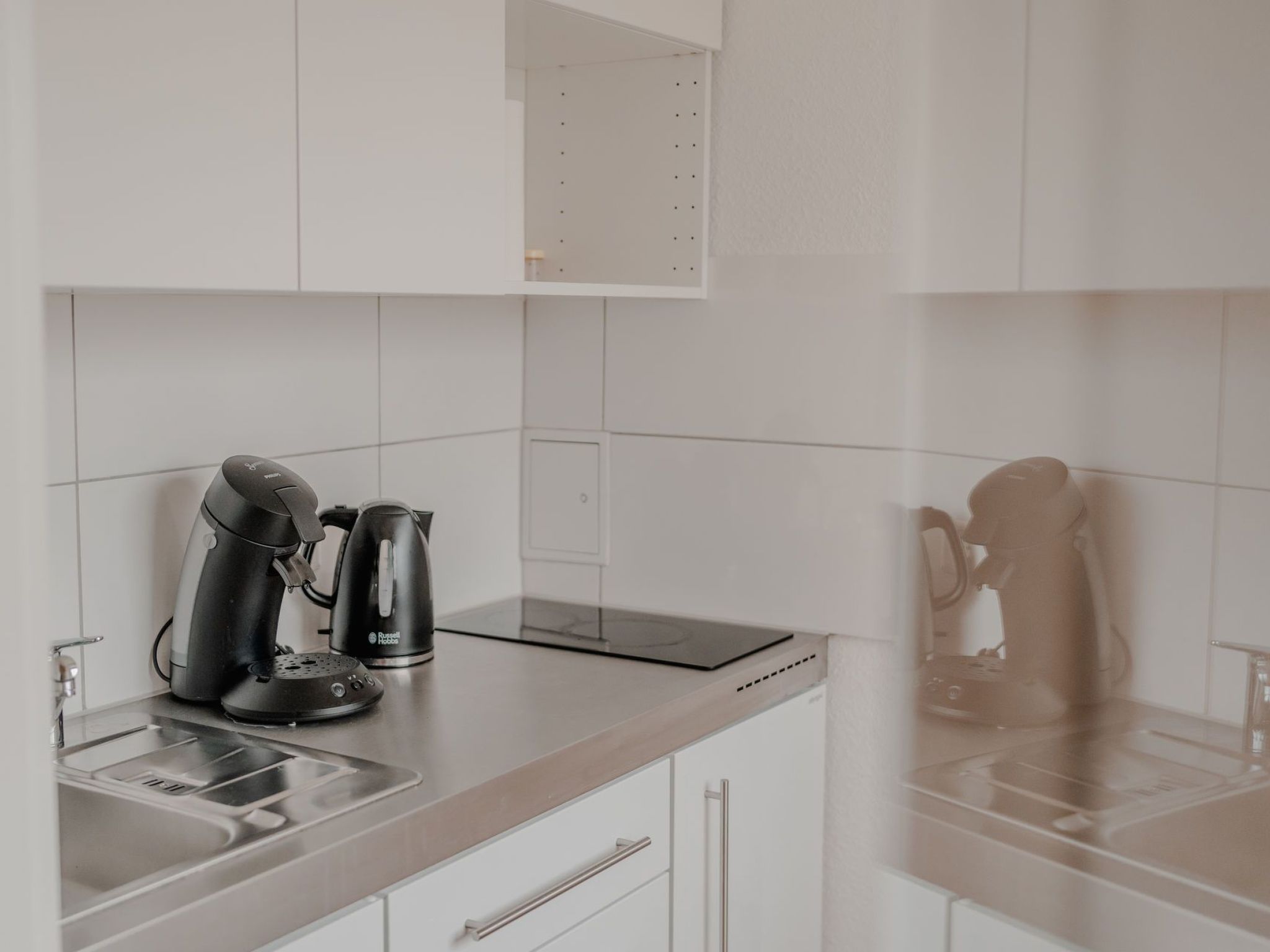 Apartment mit Küche, Arbeitsplatz und xxl Sofa-Image-tags.info