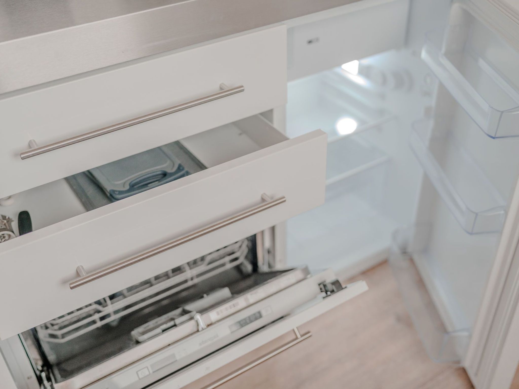 Apartment mit Küche, Arbeitsplatz und xxl Sofa-Image-tags.info