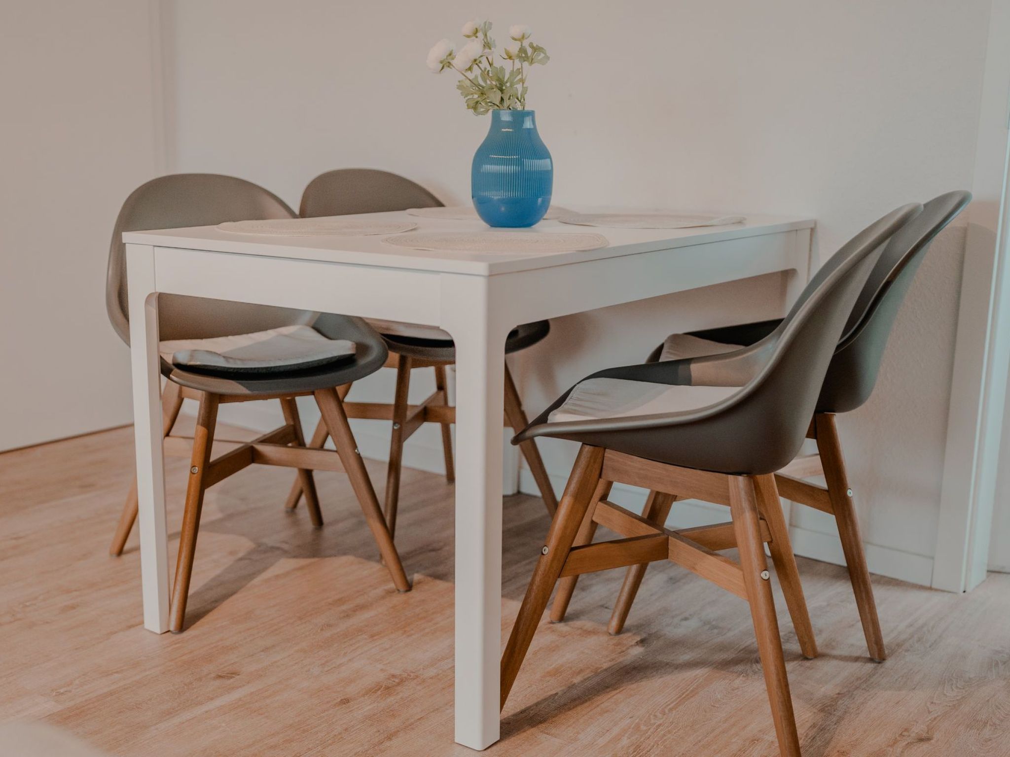 Apartment mit Küche, Arbeitsplatz und xxl Sofa-Image-tags.info