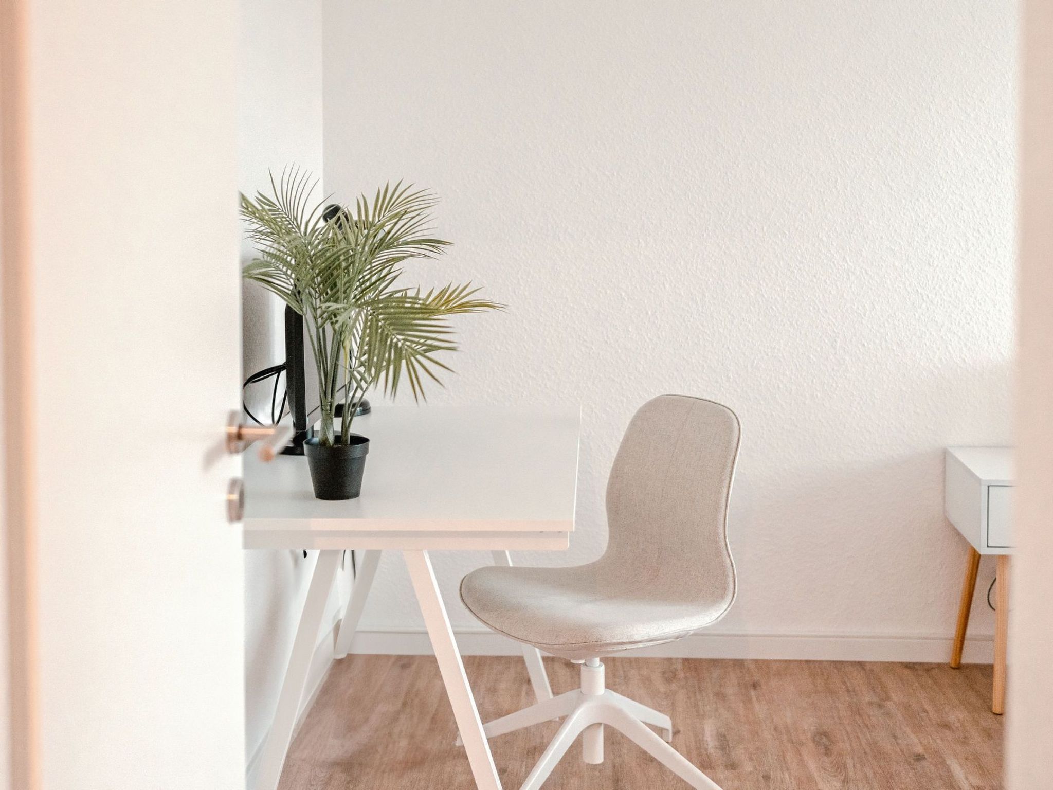 Apartment mit Küche, Arbeitsplatz und xxl Sofa-Image-tags.info