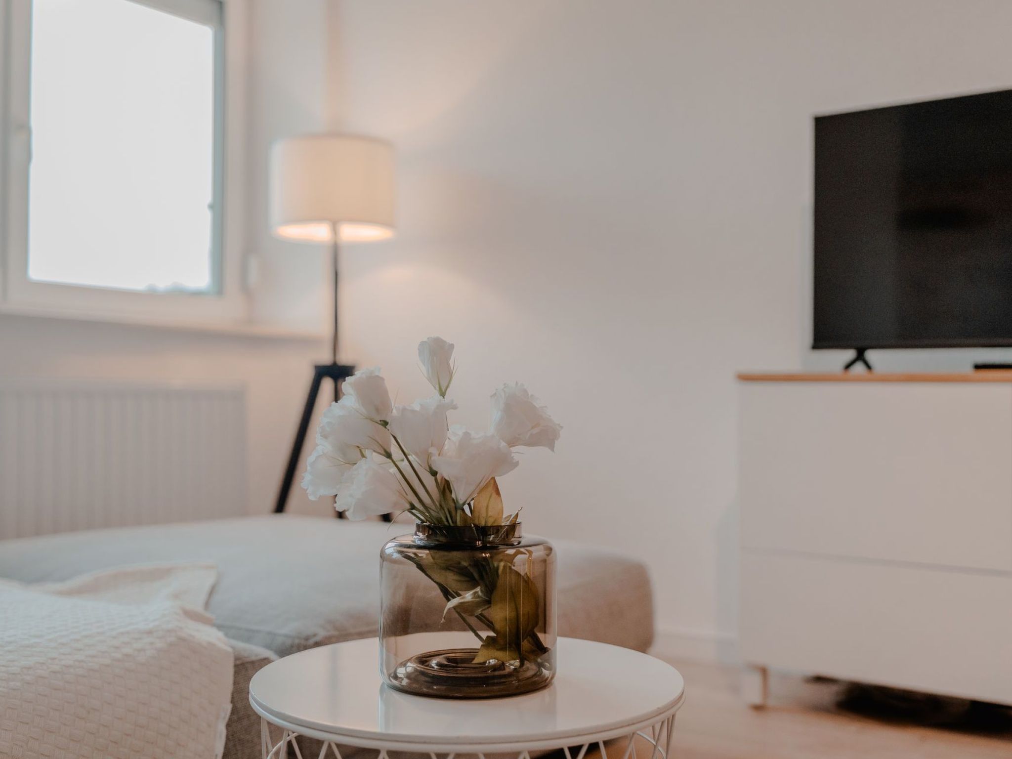 Apartment mit Küche, Arbeitsplatz und xxl Sofa-Image-tags.info