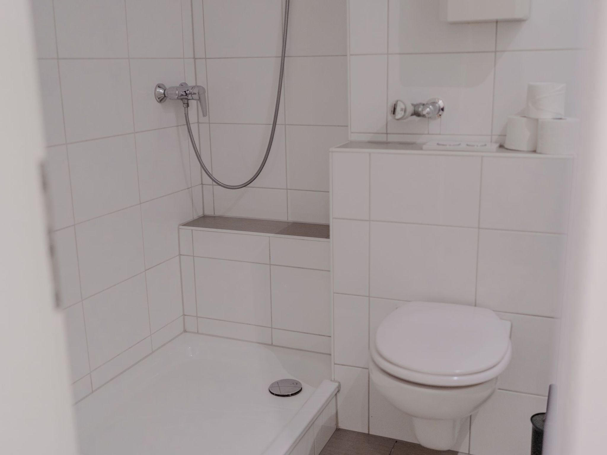 Apartment mit Küche, Arbeitsplatz und xxl Sofa-Image-tags.info