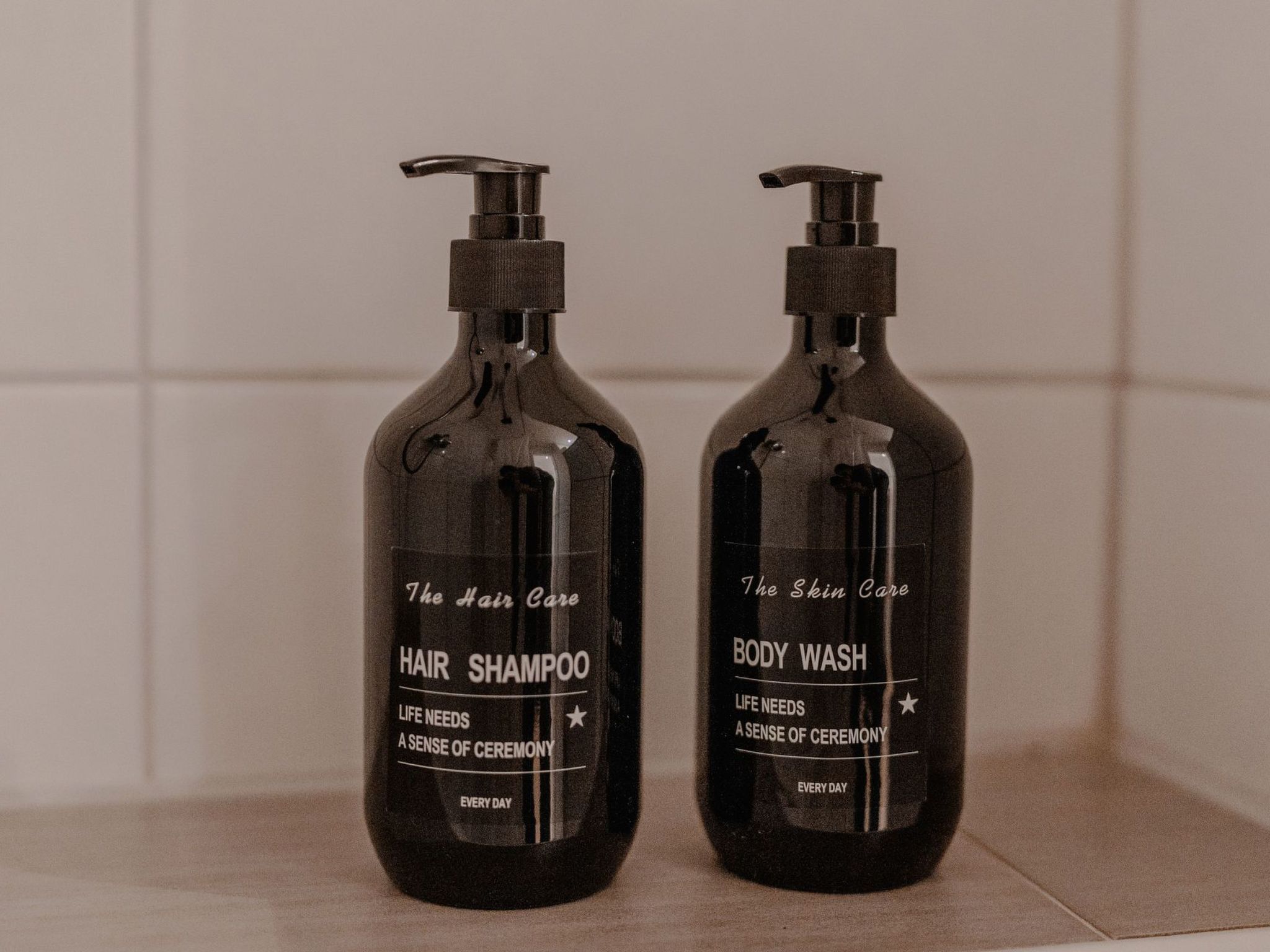 Apartment mit Küche, Arbeitsplatz und xxl Sofa-Image-tags.info