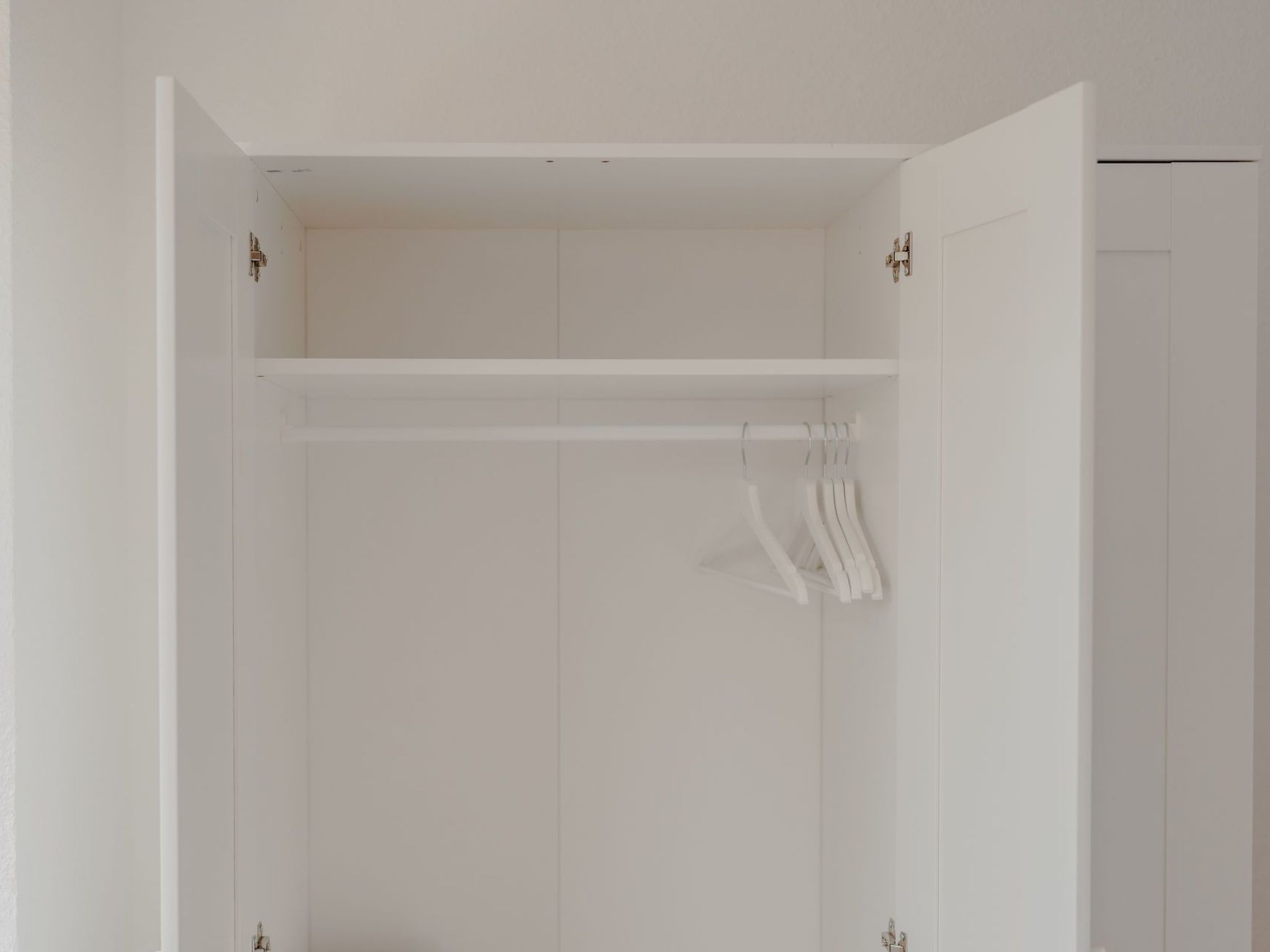 Apartment mit Küche, Arbeitsplatz und xxl Sofa-Image-tags.info