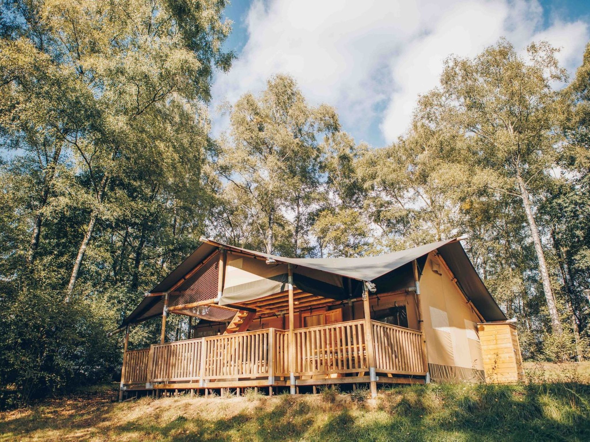 "Wilsumer Berge Resort - Glampingtent 7p", bungalow 3-kamers 55 m2, op de begane grond. Het objekt is geschikt voor 7 volwassenen. 1 kamer met 1 2-pers bed. 1 kamer met 1 bed. 1 kamer met 2 x 2 stapel..