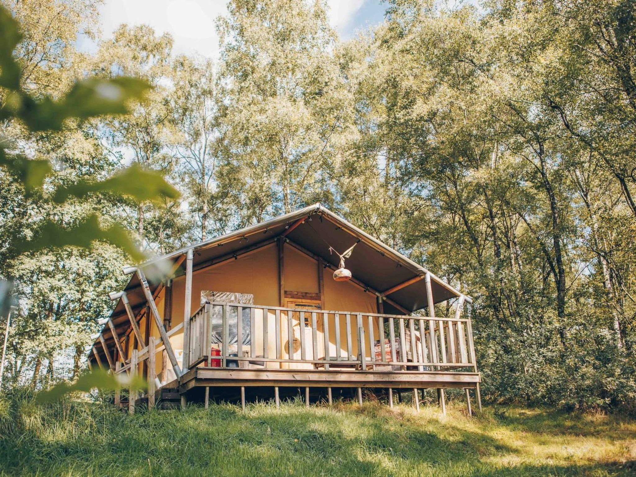 "Wilsumer Berge Resort - Glampingtent 5p", bungalow 2-kamers 56 m2, op de begane grond. Het objekt is geschikt voor 2 volwassenen. 1 kamer met 1 2-pers bed. 1 kamer met 1 bed en 1 x 2 stapelbedden. Do..