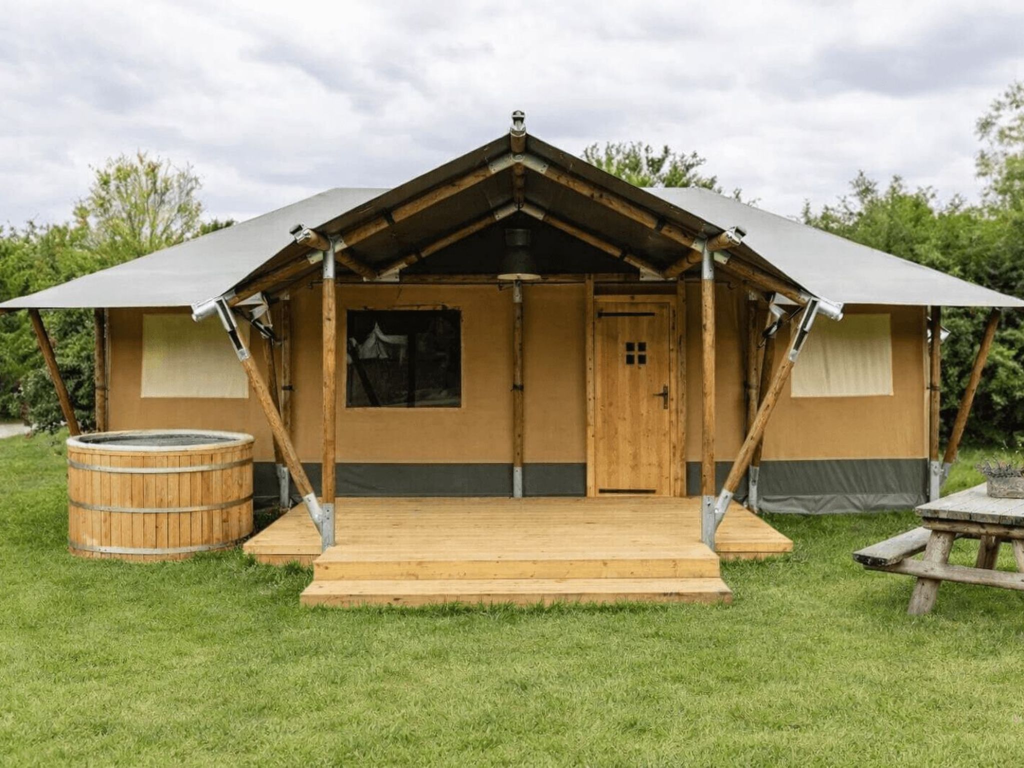 "Wilsumer Berge Resort - Glamfield Lodge hottub 6p", bungalow 3-kamers 50 m2, op de begane grond. Het objekt is geschikt voor 6 volwassenen. 1 kamer met 1 2-pers bed. 1 kamer met 1 x 2 stapelbedden. 1..