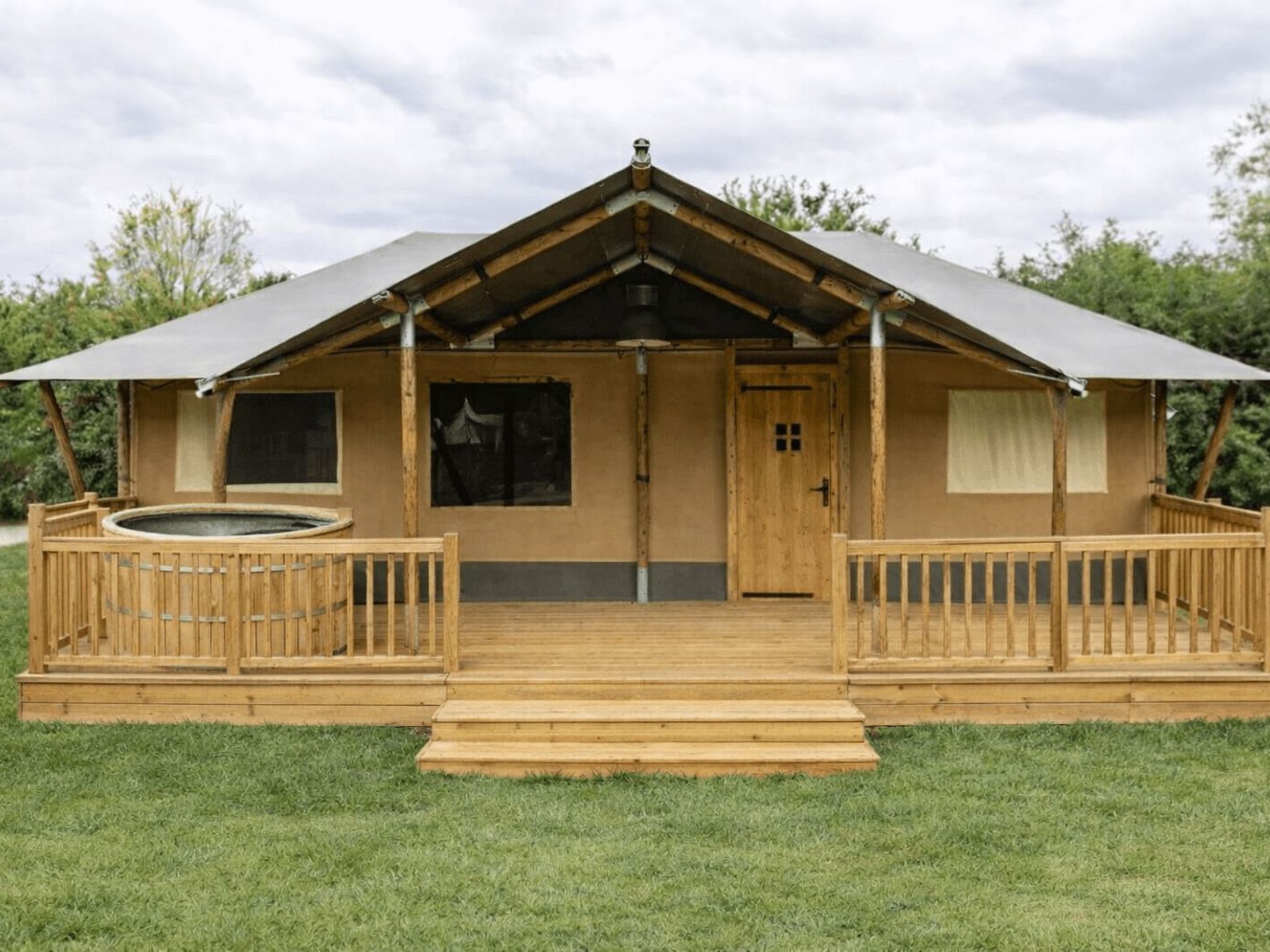 "Wilsumer Berge Resort - Glamfield Lodge Premium", bungalow 2-kamers 50 m2, op de begane grond. Het objekt is geschikt voor 4 volwassenen. 1 kamer met 1 2-pers bed. 1 kamer met 2 bedden. Douche/WC. Te..