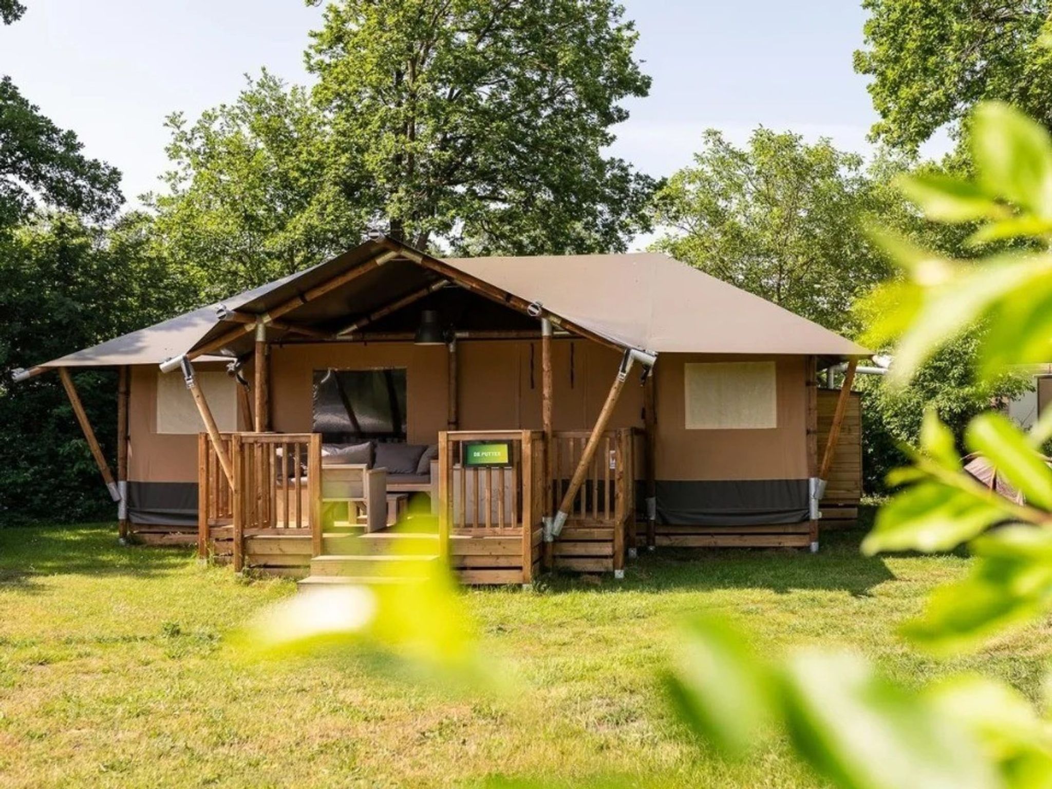 "Wilsumer Berge Resort - Glamfield Lodge 8", bungalow 3-kamers 50 m2, op de begane grond. Het objekt is geschikt voor 8 volwassenen. 1 kamer met 1 2-pers bed. 1 kamer met 2 x 2 stapelbedden. 1 kamer m..