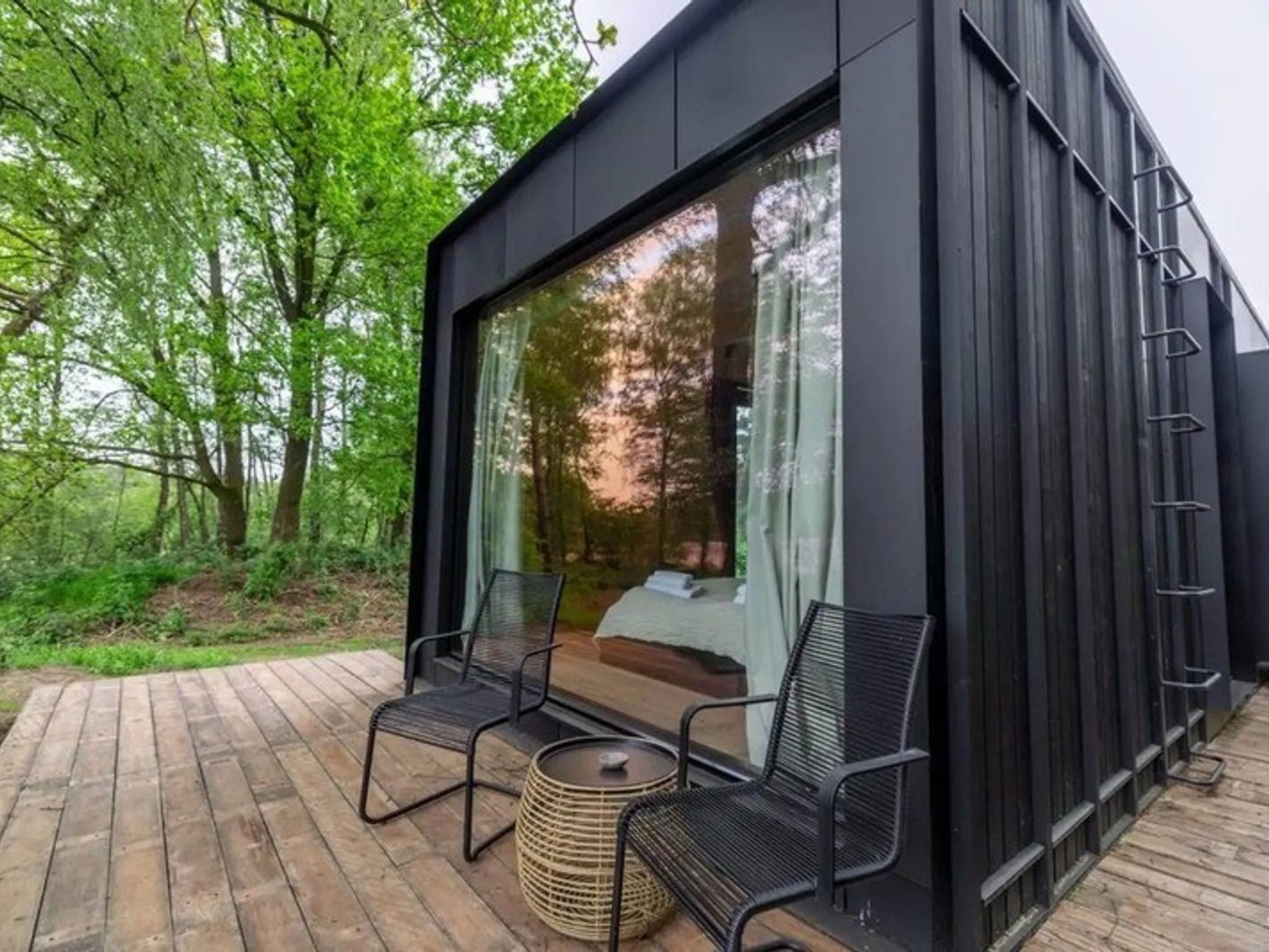 "Wilsumer Berge Resort - Nokken Forest Cabin 2 pers", chalet 1-kamer 30 m2, op de begane grond. Het objekt is geschikt voor 2 volwassenen. 1 kamer met 1 2-pers bed. Douche/WC. Terras 15 m2. Ter beschi..