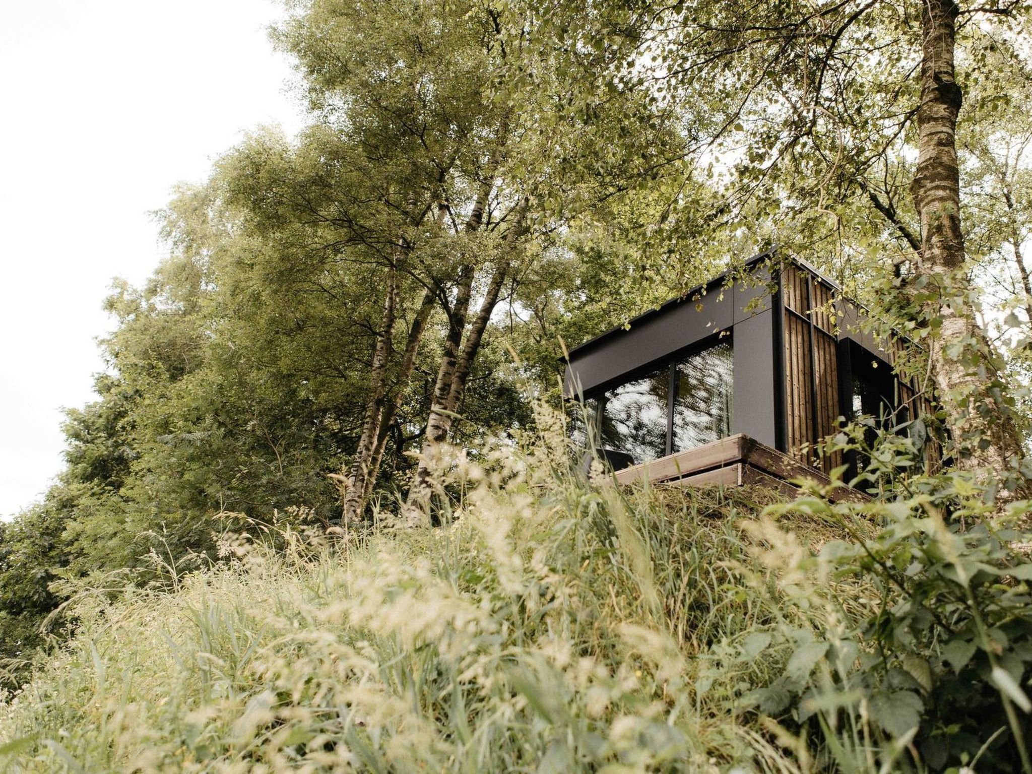 "Wilsumer Berge Resort - Nokken 18 Forest Cabin 2 p", chalet 1-kamer 30 m2, op de begane grond. Het objekt is geschikt voor 2 volwassenen. 1 kamer met 1 2-pers bed. Douche/WC. Balkon, terras 15 m2. Te..