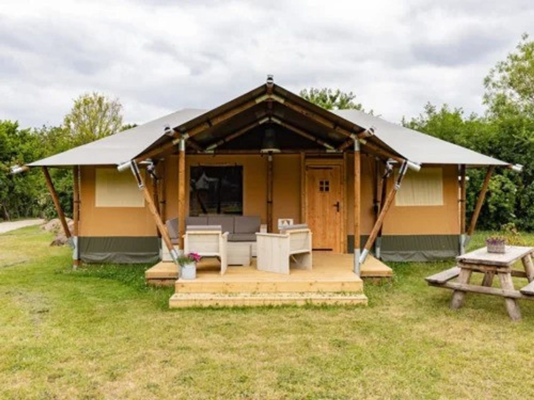 "Wilsumer Berge Resort - Glamfield Lodge 6p", bungalow 3-kamers 50 m2, op de begane grond. Het objekt is geschikt voor 4 volwassenen. 1 kamer met 1 2-pers bed. 1 kamer met 1 x 2 stapelbedden. 1 kamer ..