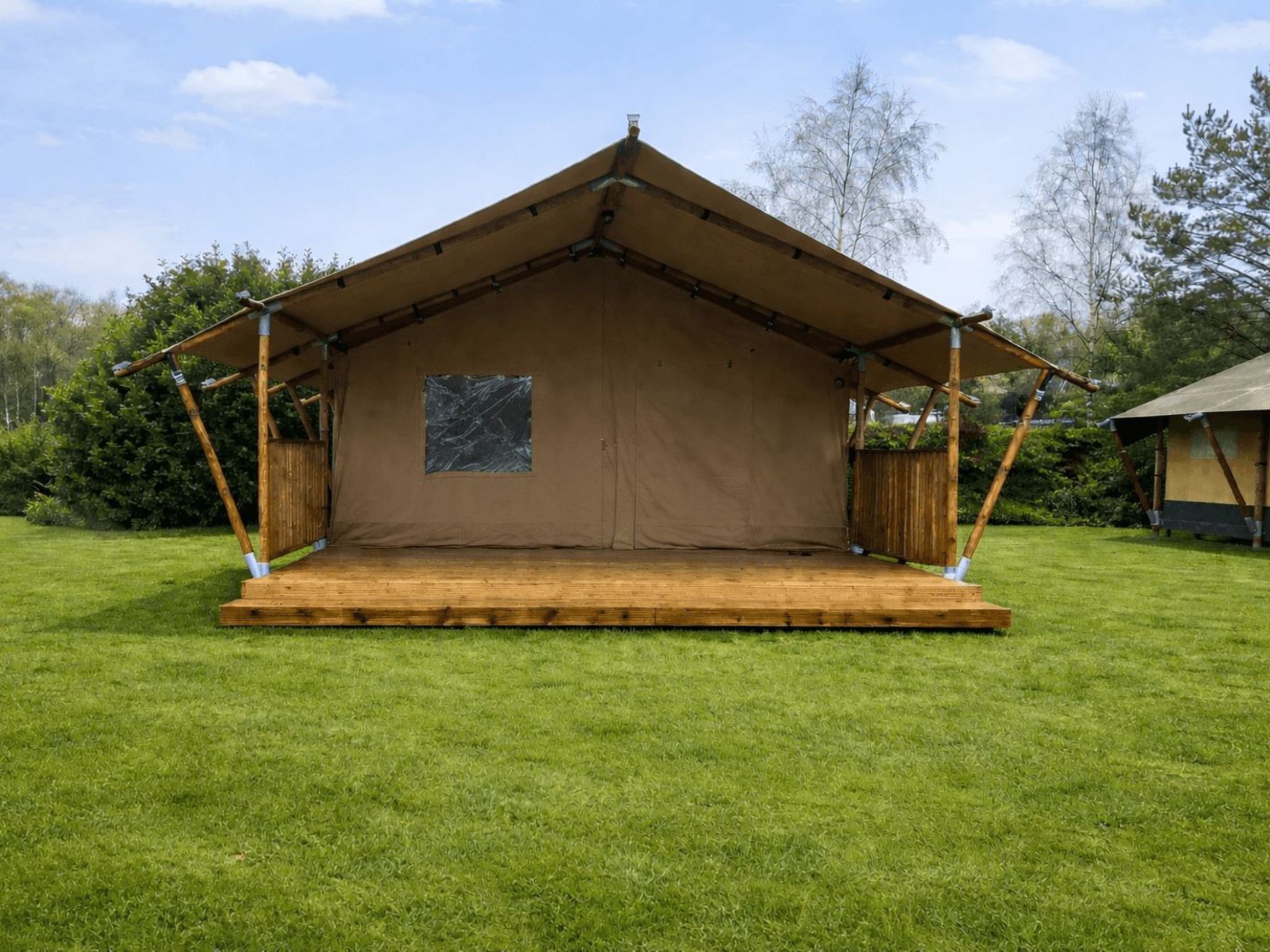 "Wilsumer Berge Resort - Glamfield Lodge 4p", bungalow 2-kamers 50 m2, op de begane grond. Het objekt is geschikt voor 4 volwassenen. 1 kamer met 1 2-pers bed. 1 kamer met 2 bedden. Douche/WC. Terras ..