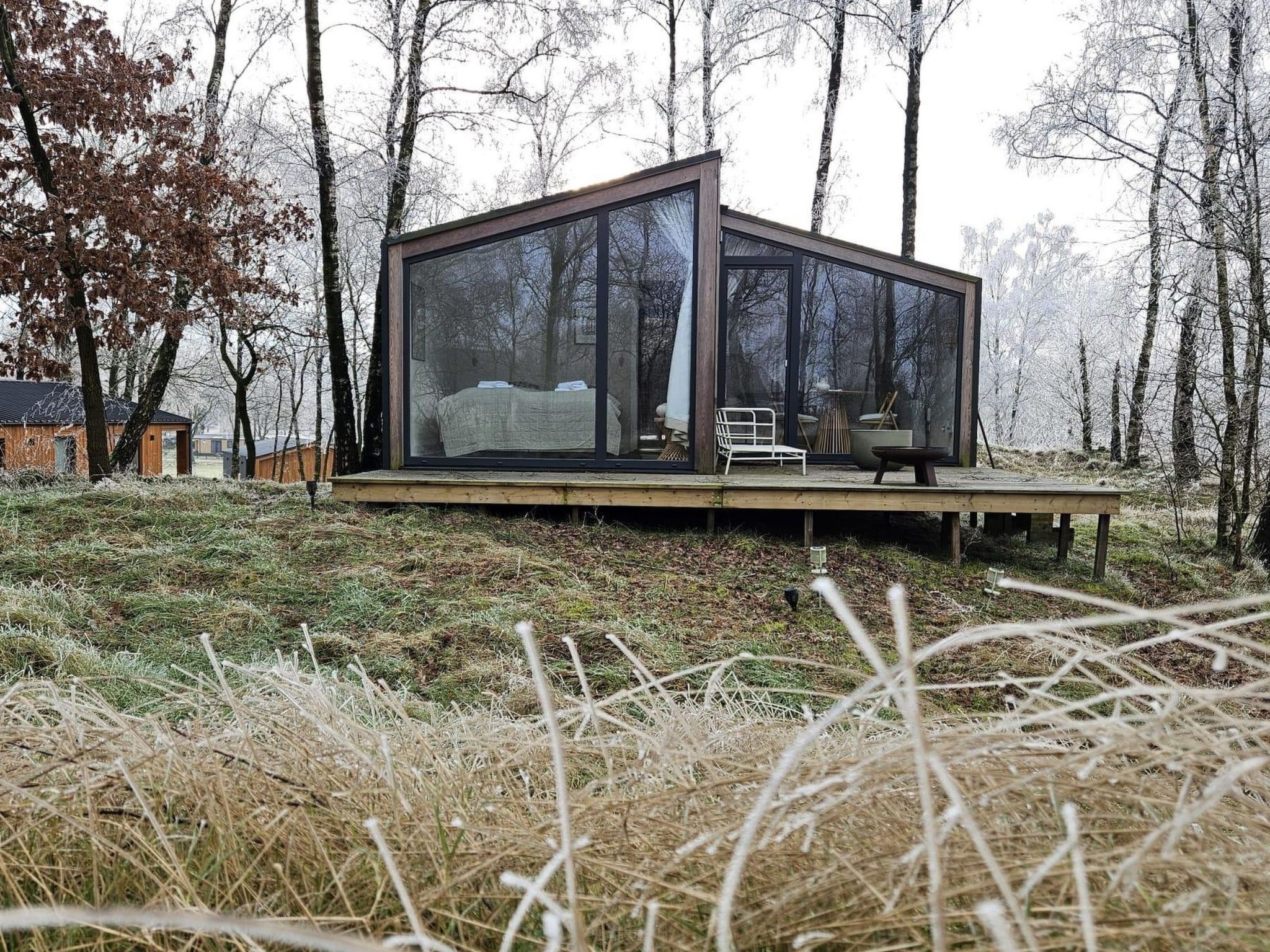 "Wilsumer Berge Resort - Cabin on the Hill", bungalow 1-kamer 50 m2, op de begane grond. Het objekt is geschikt voor 2 volwassenen. 1 kamer met 1 2-pers bed. Douche/WC. Terras 20 m2. Ter beschikking: ..