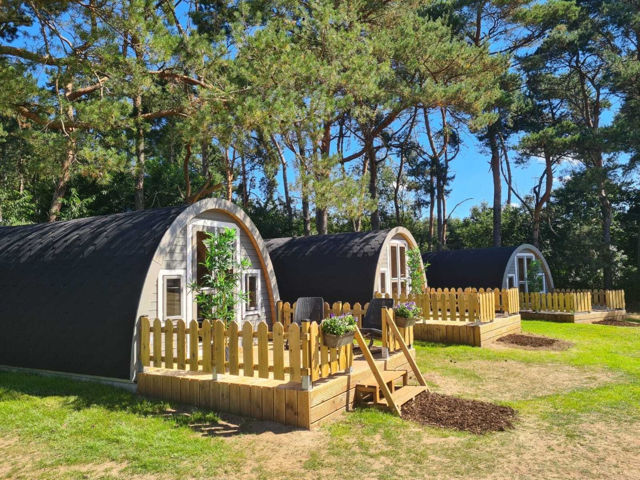 "Wilsumer Berge Resort - Wood Lodge", chalet 1-kamer 10 m2. Het objekt is geschikt voor 2 volwassenen. 1 kamer met 1 2-pers bed. Douche/WC. Terras 10 m2. Ter beschikking: Internet (WiFi, gratis). Niet..