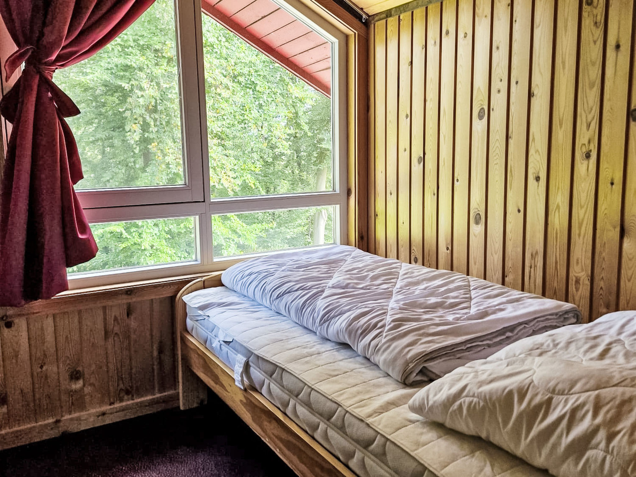 Halfvrijstaand huis 4-kamers 70 m2 op 2 verdiepingen. Gezellig ingericht: woonkamer met TV. 1 kamer met 1 2-pers bed (140 cm, lengte 200 cm). 1 kamer met 1 2-pers bed (180 cm, lengte 200 cm). 1 kamer ..