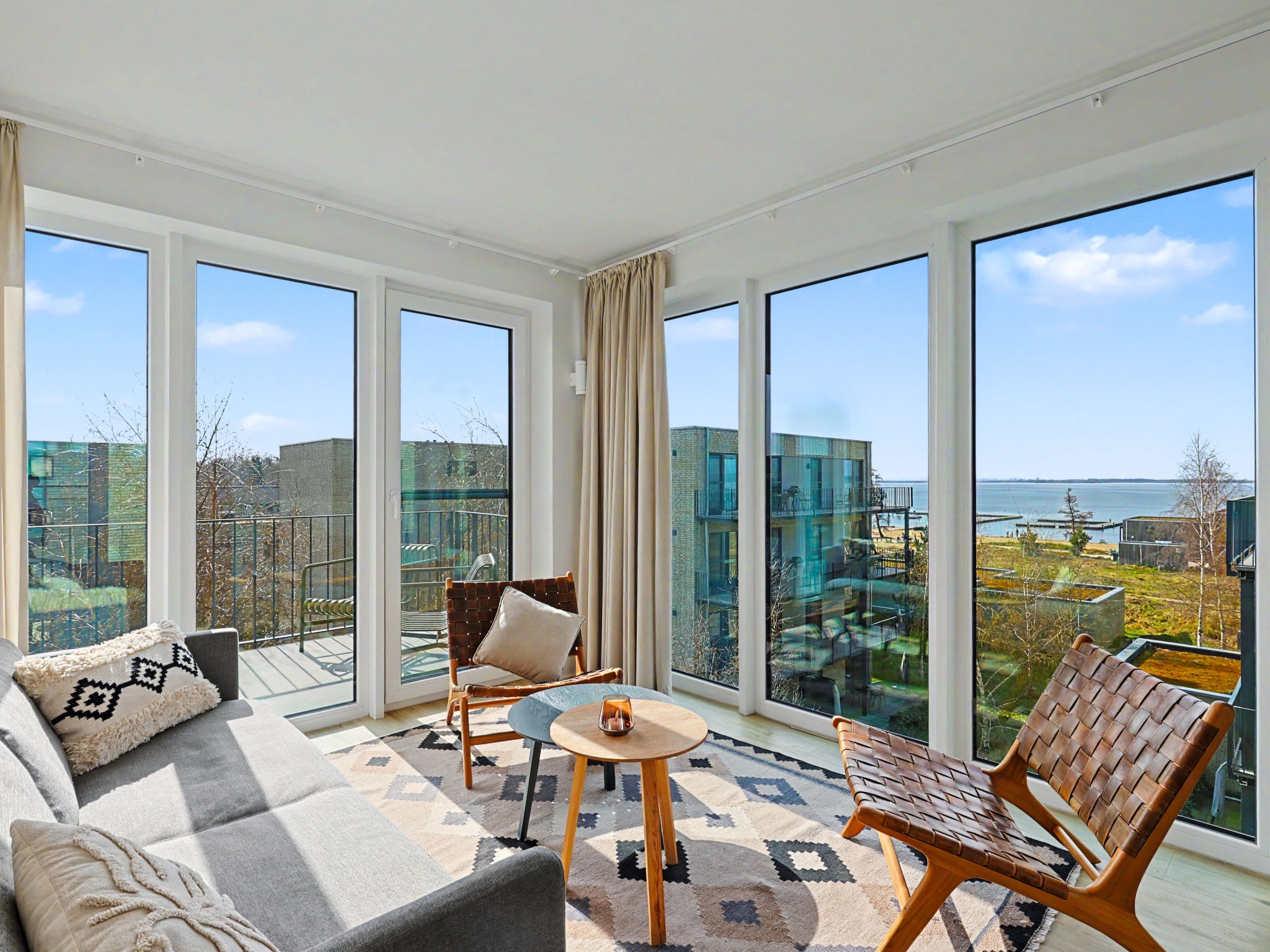 "Penthouse Dümmerblick (619)", appartement 3-kamers 80 m2 op de 3e verdieping. Smaakvol en gezellig ingericht: woon-/eetkamer met 1 2-pers divanbed en Sat-TV (Flatscreen TV). Uitgang naar het balkon...