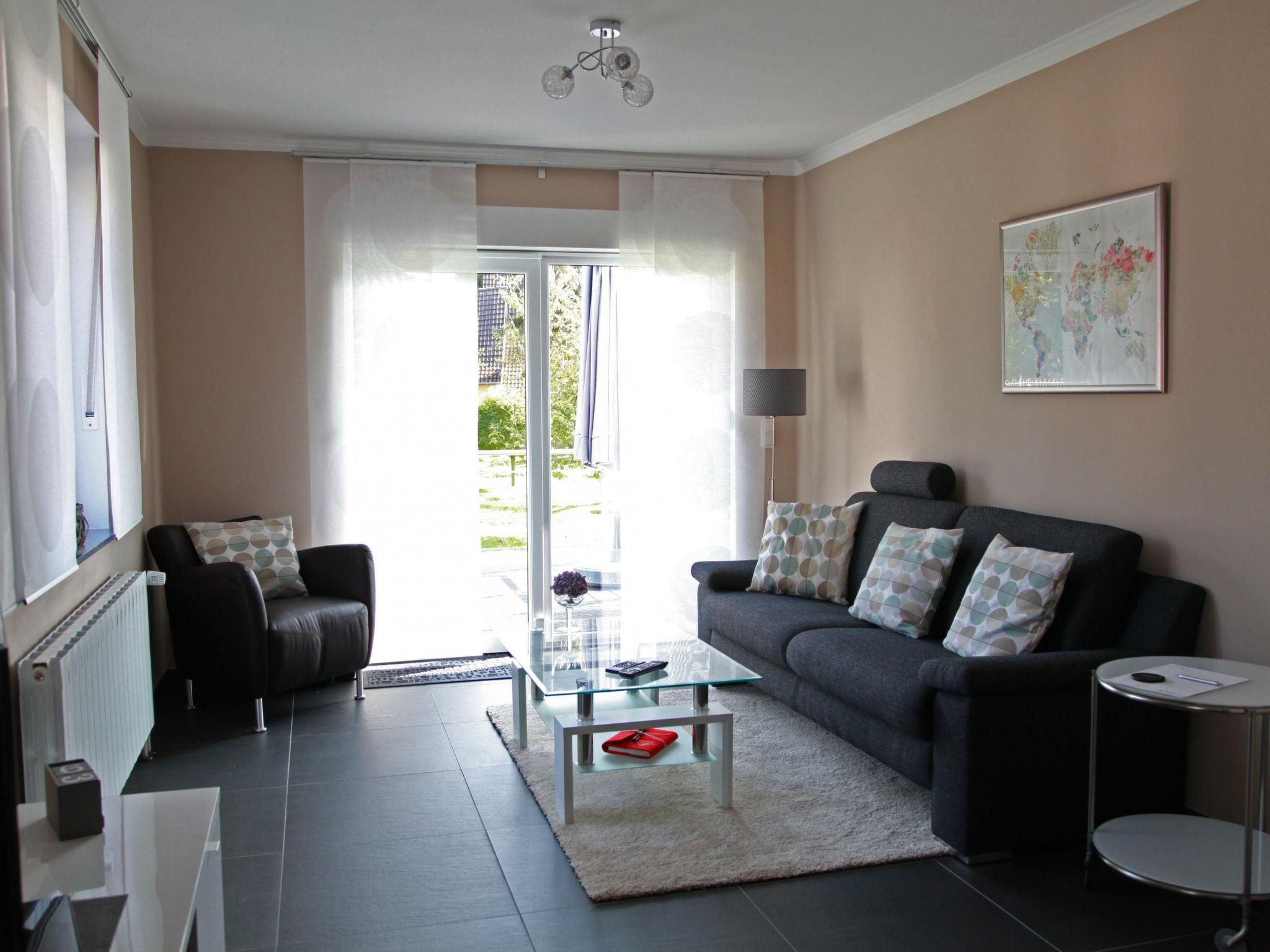 mit Terrasse und Parkplatz