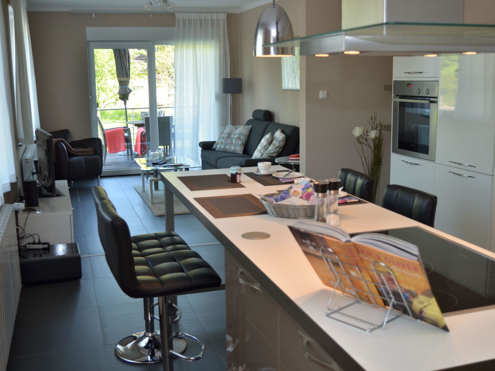 mit Terrasse und Parkplatz