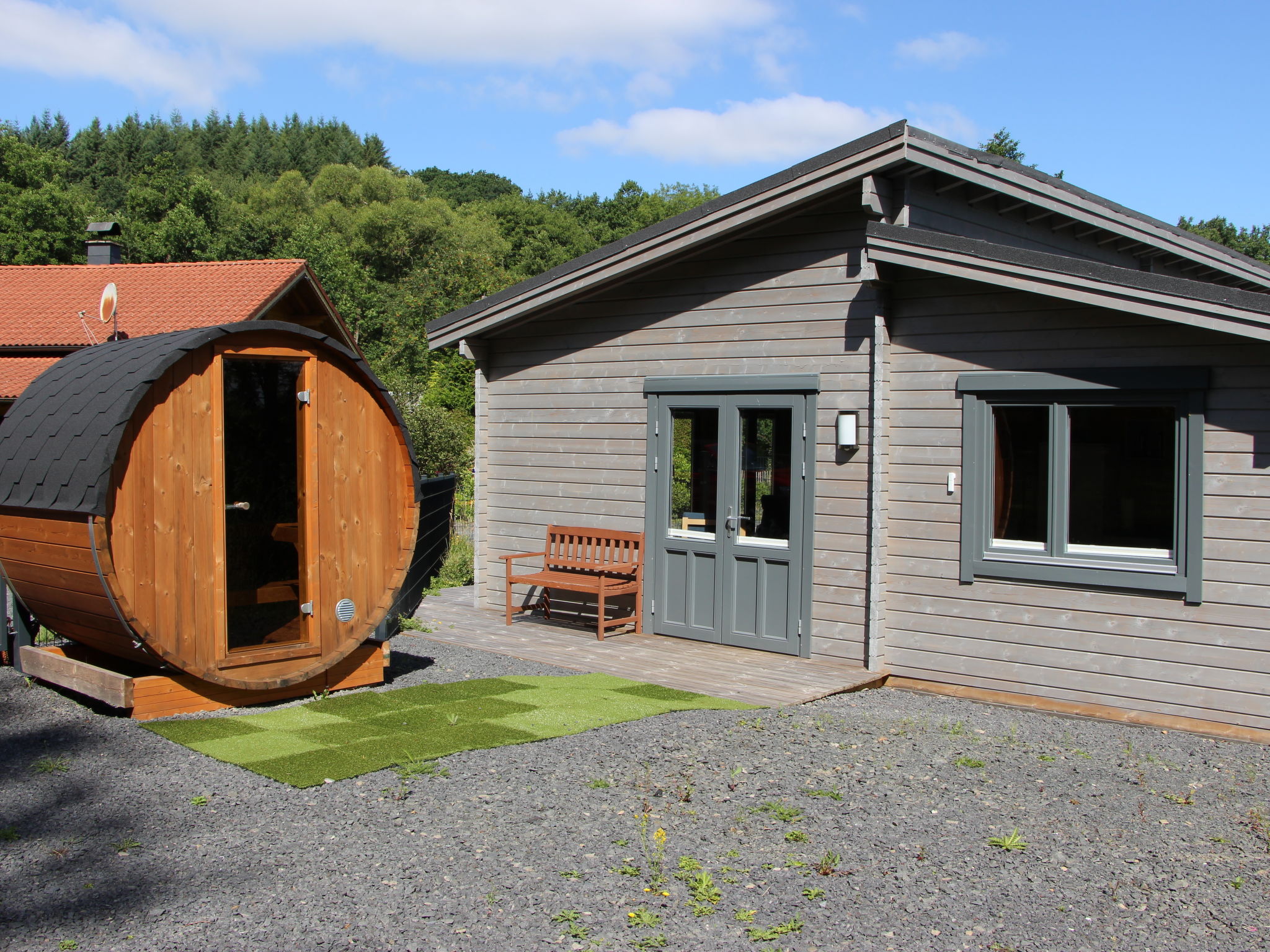 Huis 3-kamers 70 m2. Licht, gezellig en met veel hout ingericht: woonkamer met Sat-TV. Uitgang naar het terras. 1 kamer met 1 2-pers bed (180 cm, lengte 200 cm). 1 kamer met 1 2-pers bed (140 cm, leng..