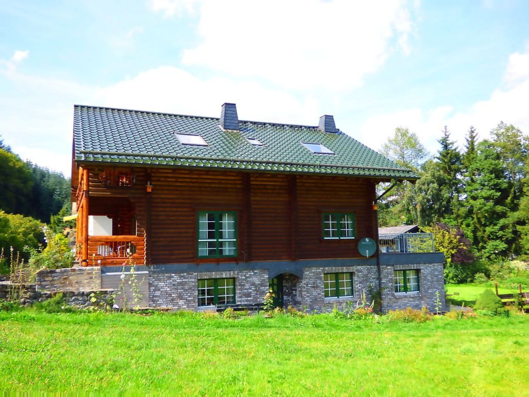 Maximaal 2 huisdieren/honden toegestaan. Here you will find a spacious, cosy wooden house with a spacious garden, surrounded by woods and thus embedded in the beautiful nature of the Eifel. You are on..
