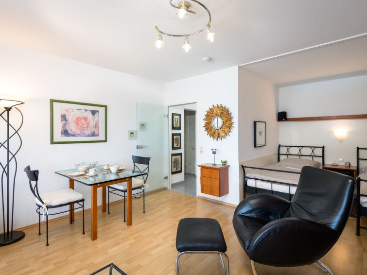 "A805", appartement 1-kamer 38 m2 op de 8e verdieping, op het westen gelegen. Comfortabel en stijlvol ingericht: woon-/eetkamer met Sat-TV (Flatscreen TV), radio. Uitgang naar het balkon. Slaapnis met..